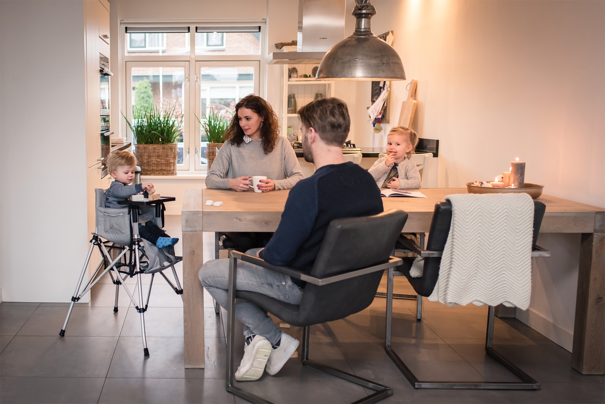 One2Stay faltbarer Kinderhochstuhl mit Esstisch