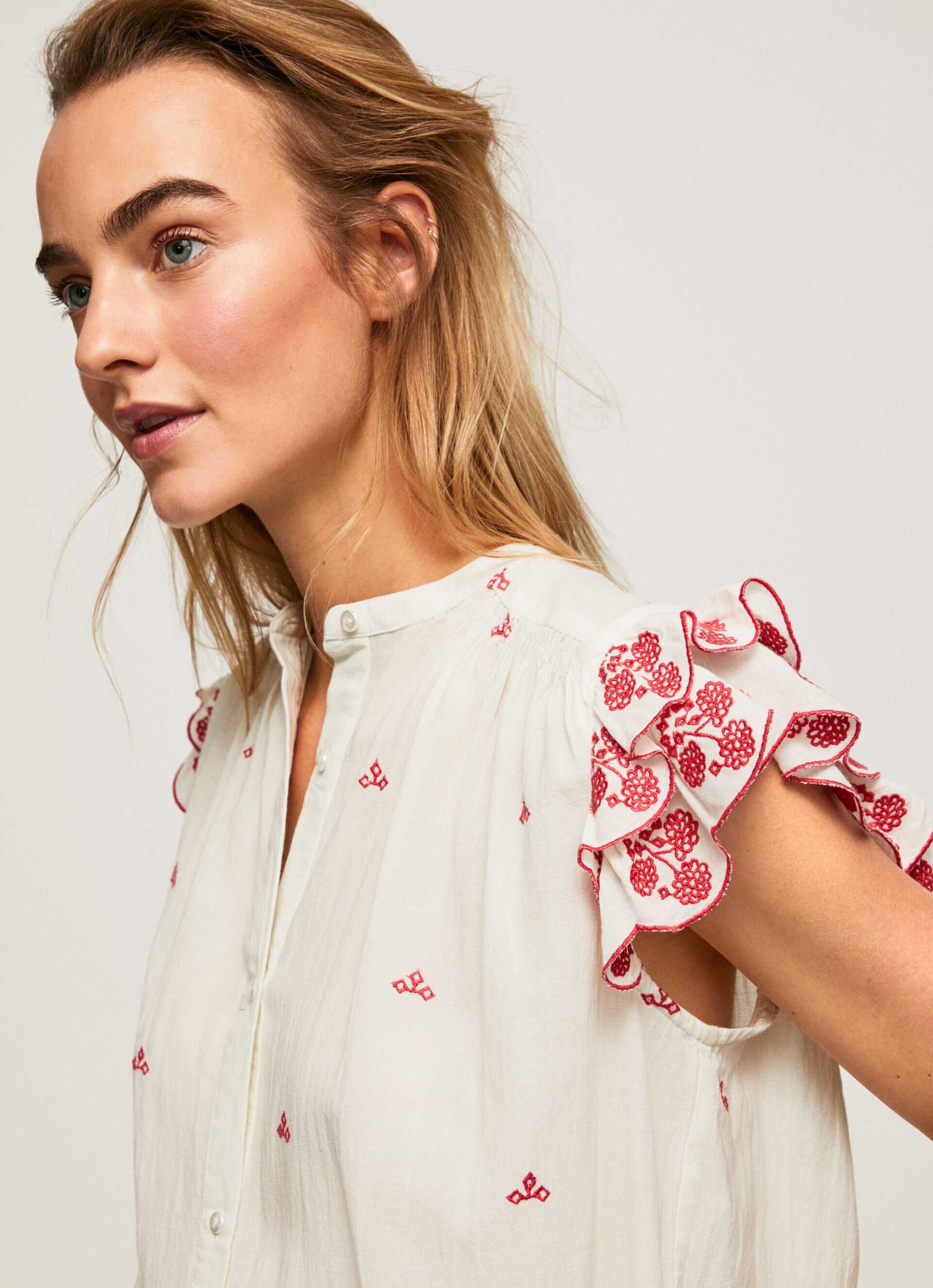 Blusa com decote Mao e detalhes bordados - multicolorida