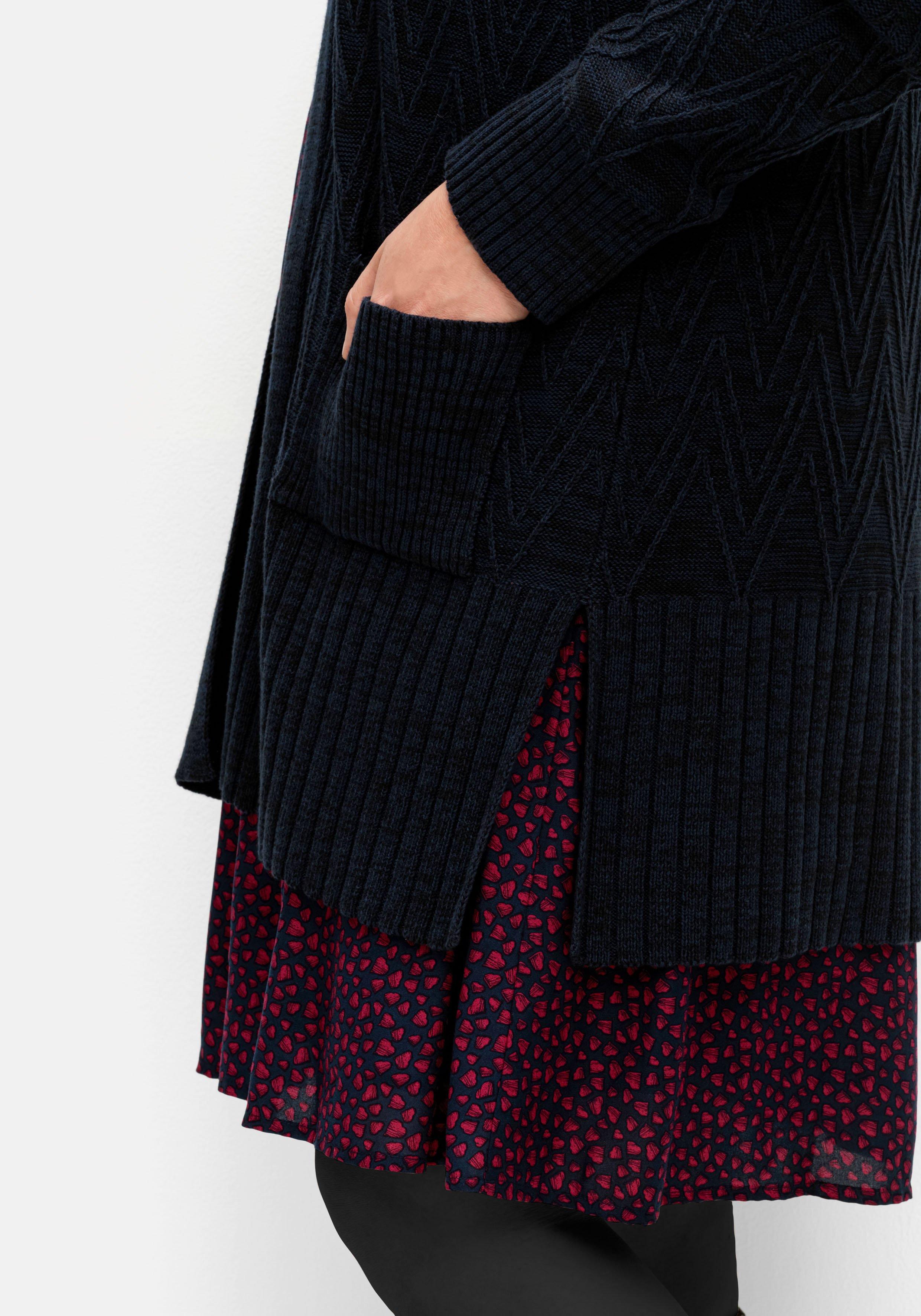 Lange Strickjacke mit Zickzack-Ajourmuster