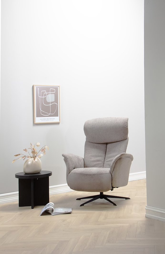 Sublim lenestol Manuell hvilefunksjon. Medium størrelse, tekstil Brego 3591 light brown. Sort orion sokkel.