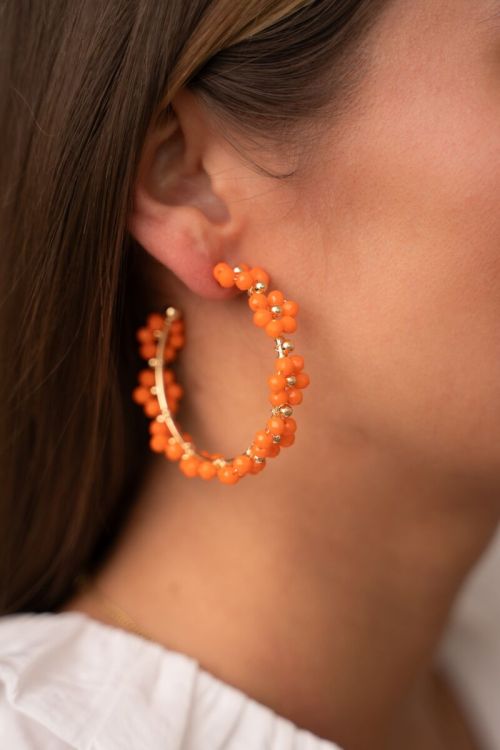 Grote oorringen met oranje bloemetjes