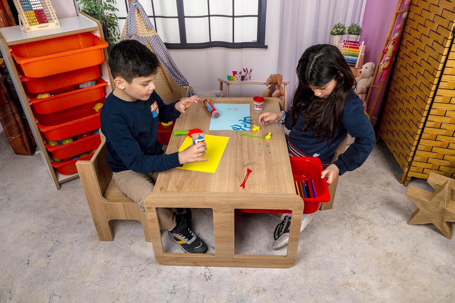 Kindertisch mit 2 weißen Schubladen - Kinderschreibtisch mit 2 Stühlen - Spieltisch - Aktivitätstisch - Zeichentisch - Holz - Walnuss