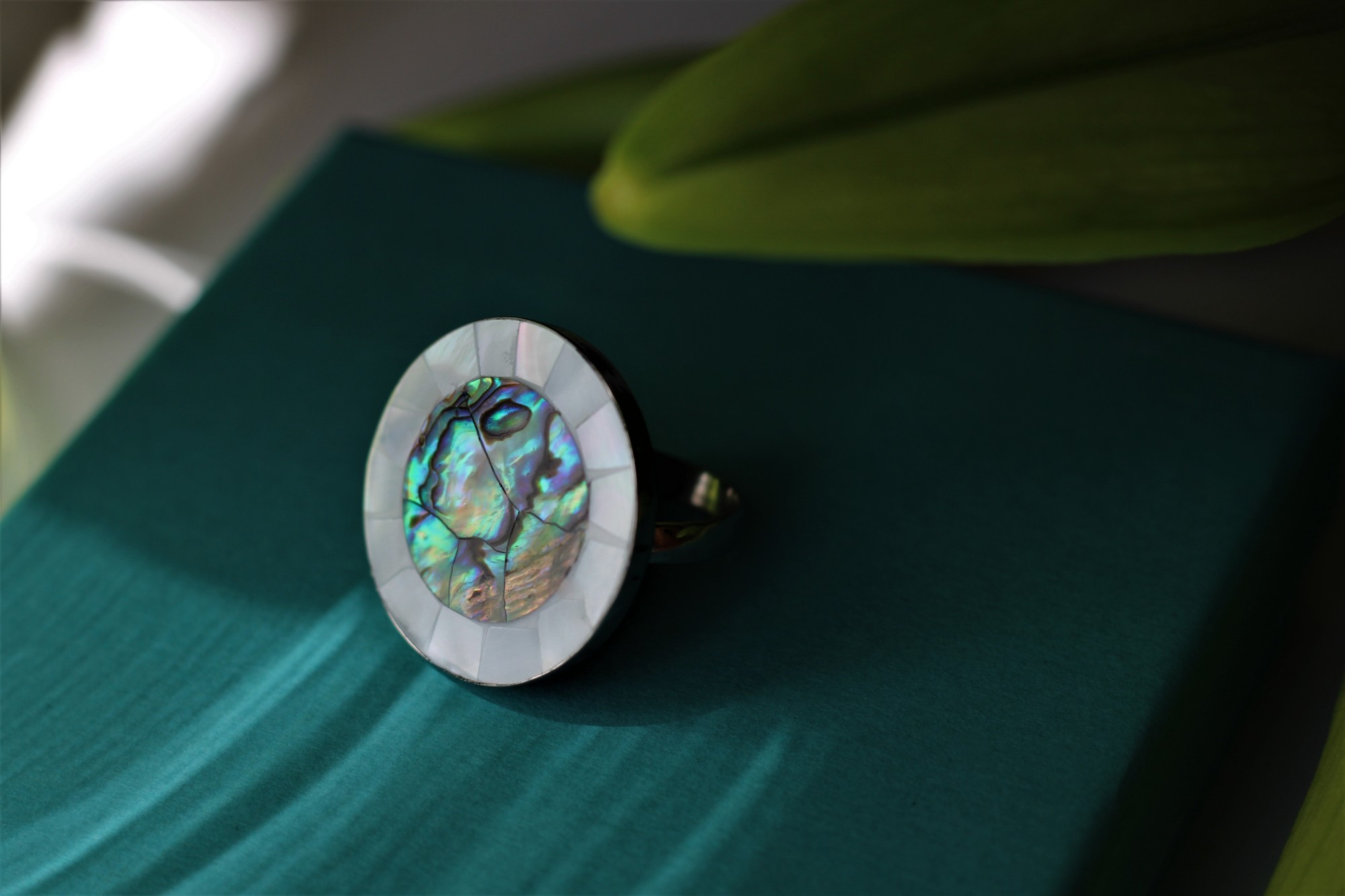 Runder Ring aus Edelstahl und Muschelharz günstig bestellen
