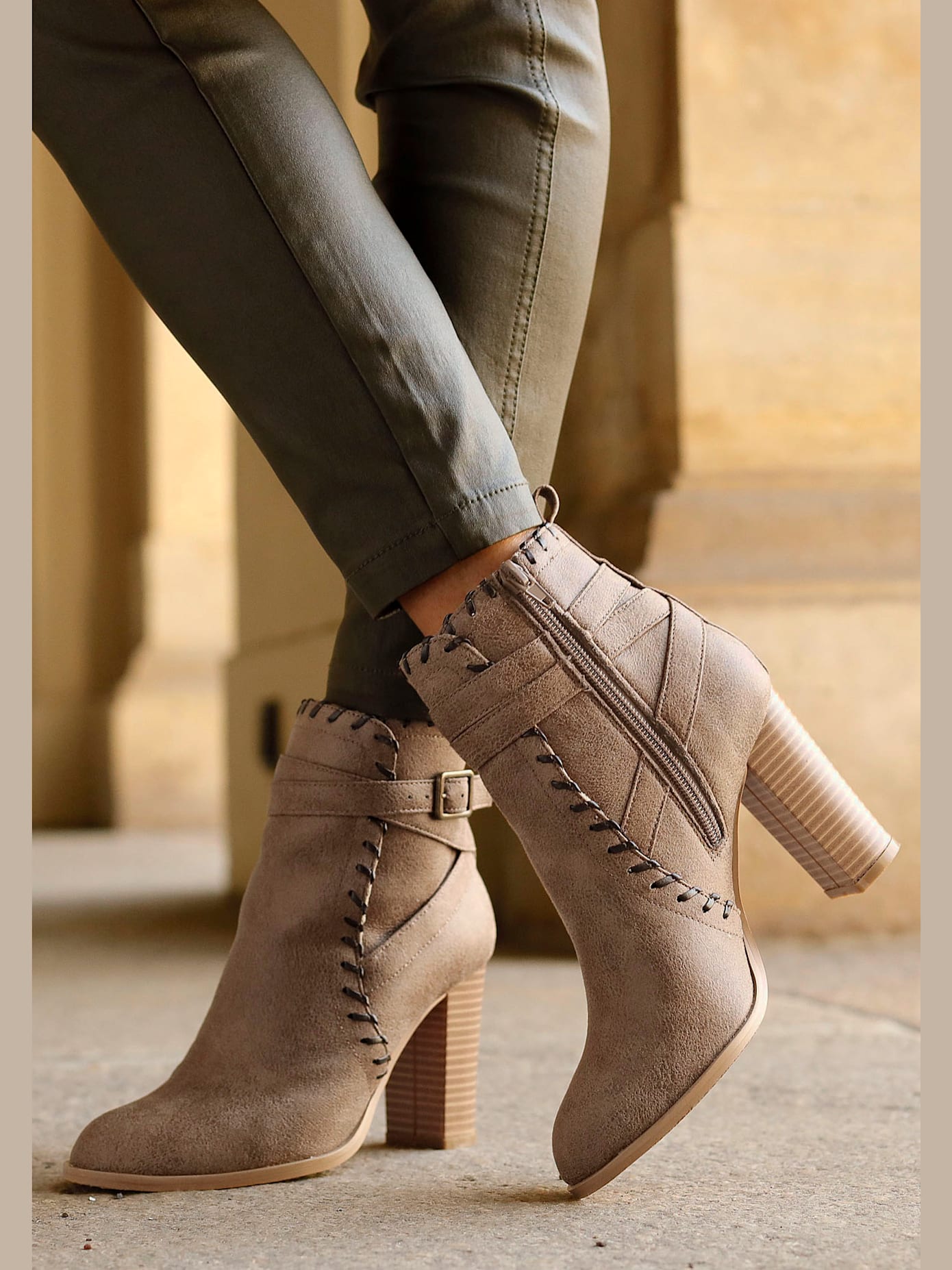 Bottines à talon haut talon bottier confortable et boucle décorative raffinée