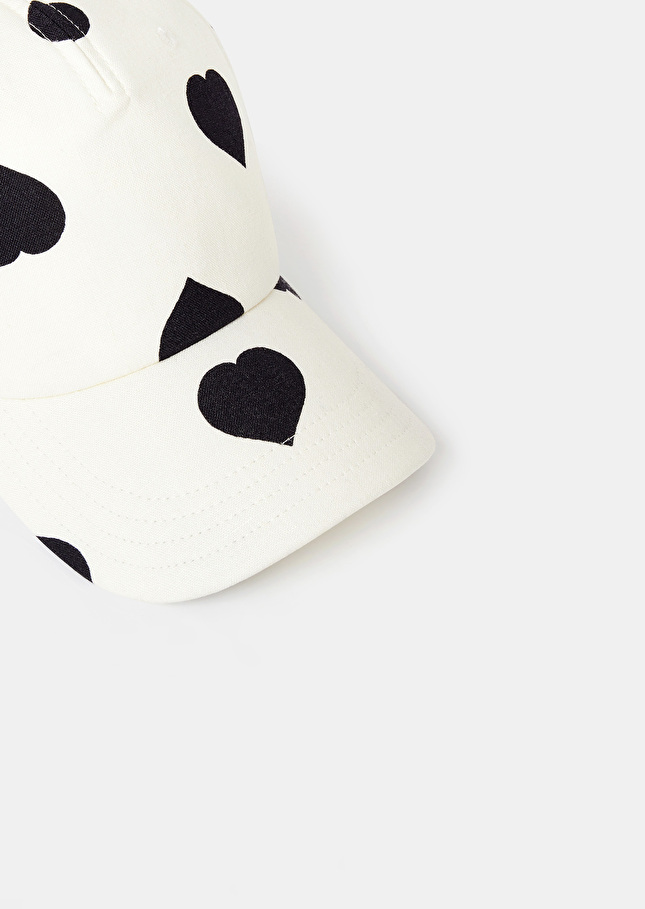 Casquette Caroleécru à motif coeur noir