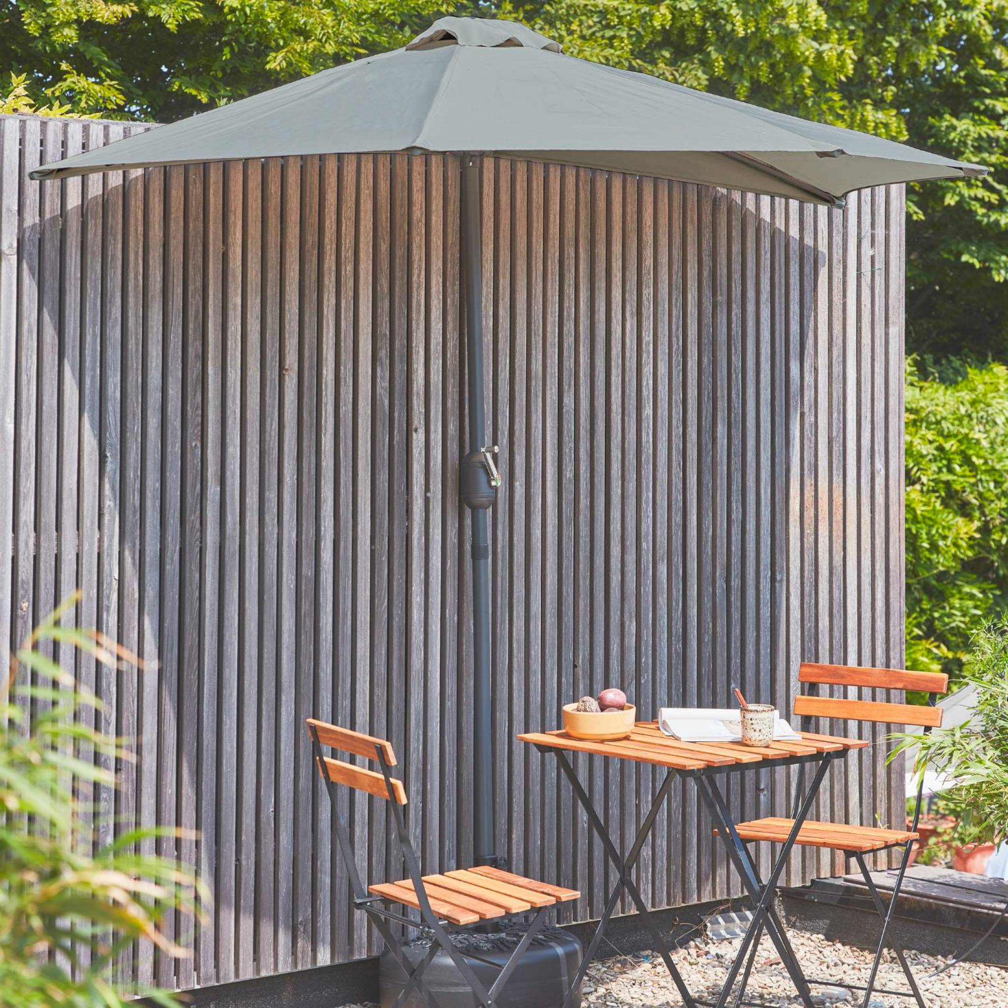 sweeek - Halve parasol voor balkon 2,5m met centrale mast