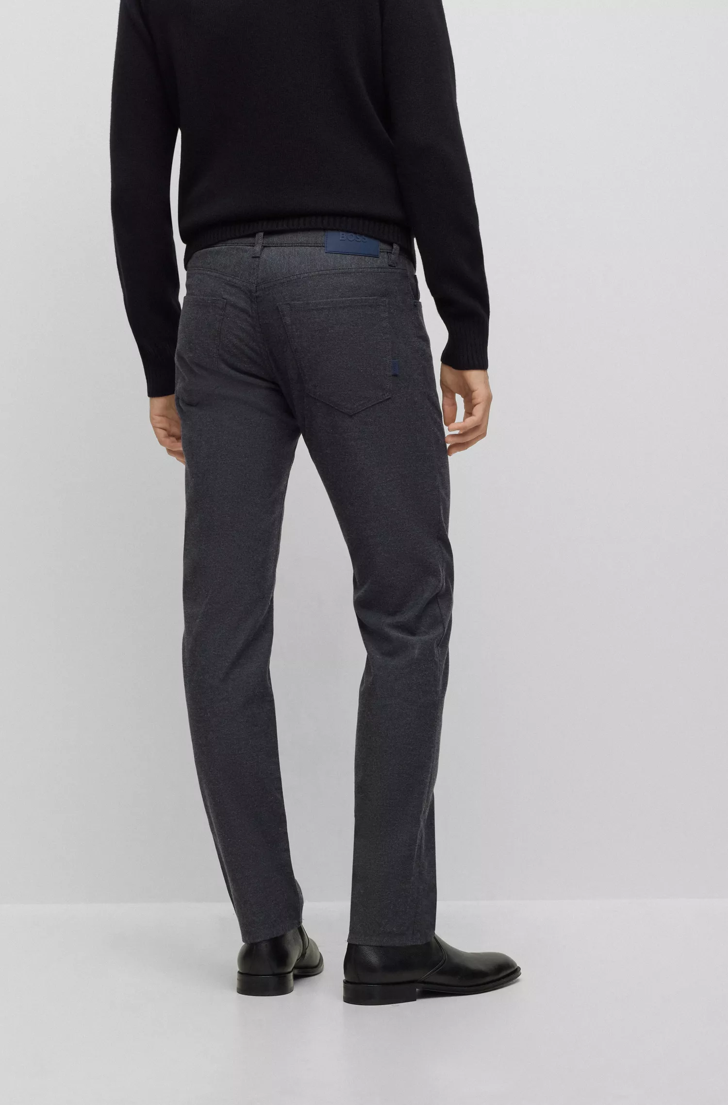 Calça jeans BOSS preta, corte regular, em denim antirrugas.