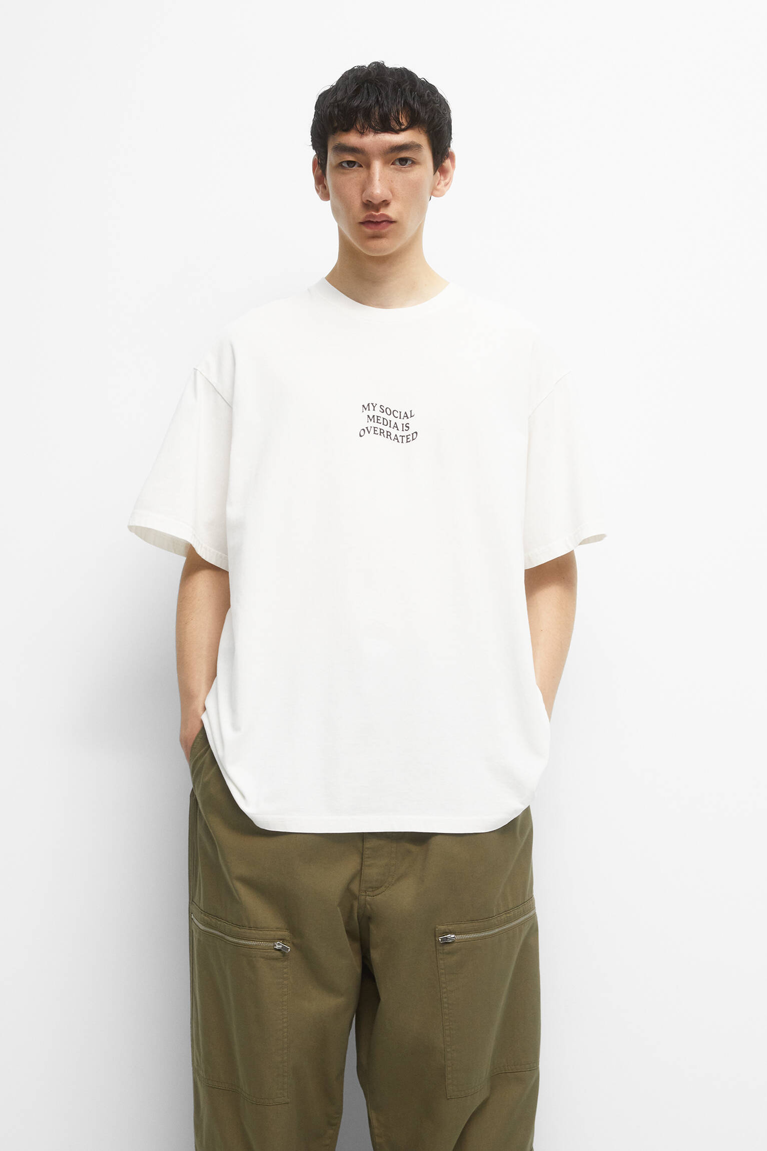 CAMISETA DE MANGA CURTA TINGIDA EM PEÇA - BRANCO SUJO