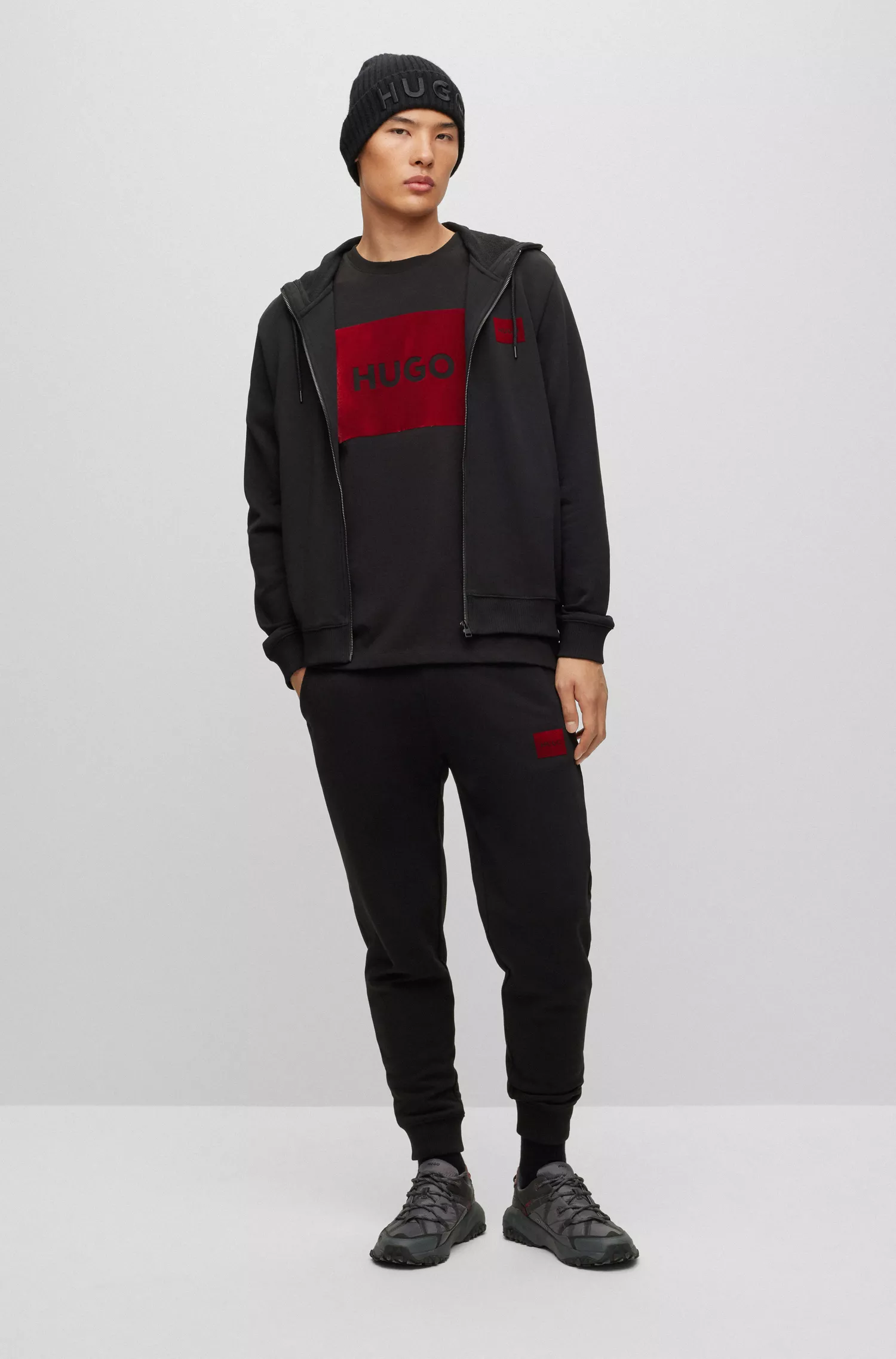 Camiseta HUGO vermelha em malha de algodão com logotipo de efeito metálico.