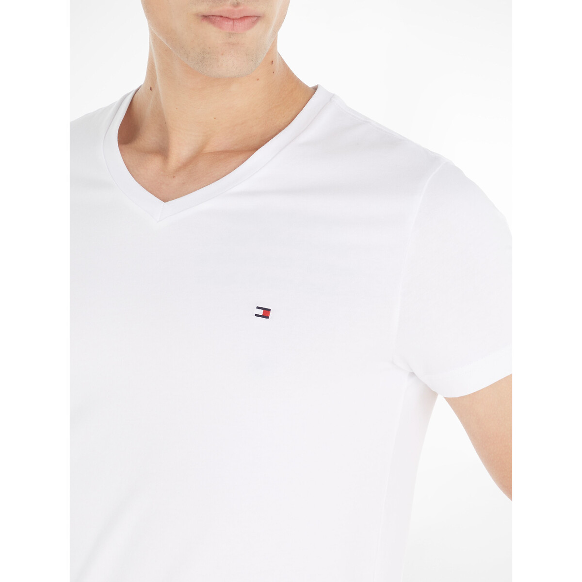 Camiseta TOMMY HILFIGER com decote em V, modelagem slim e elástica.