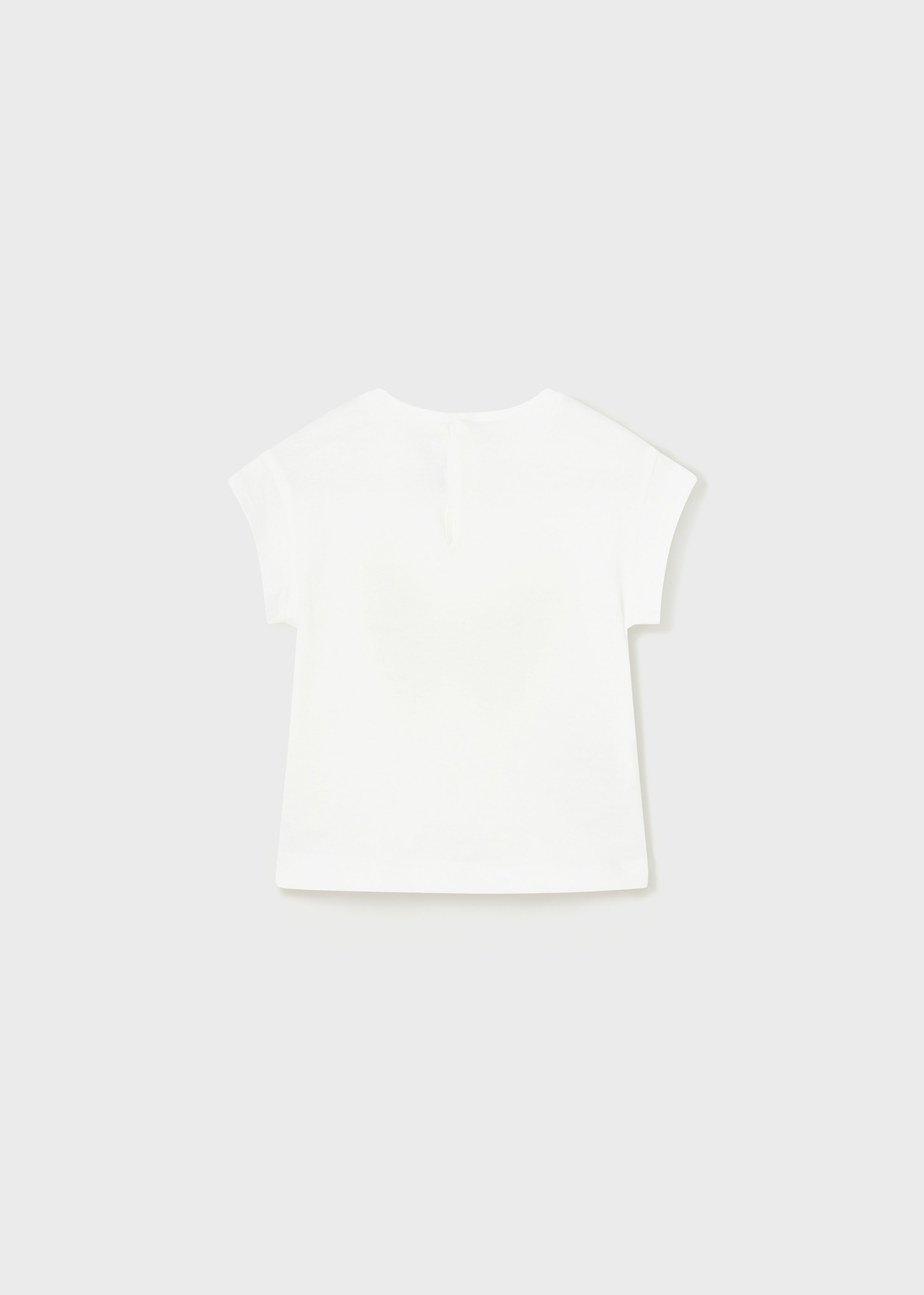 Camiseta infantil com bordado em algodão sustentável.