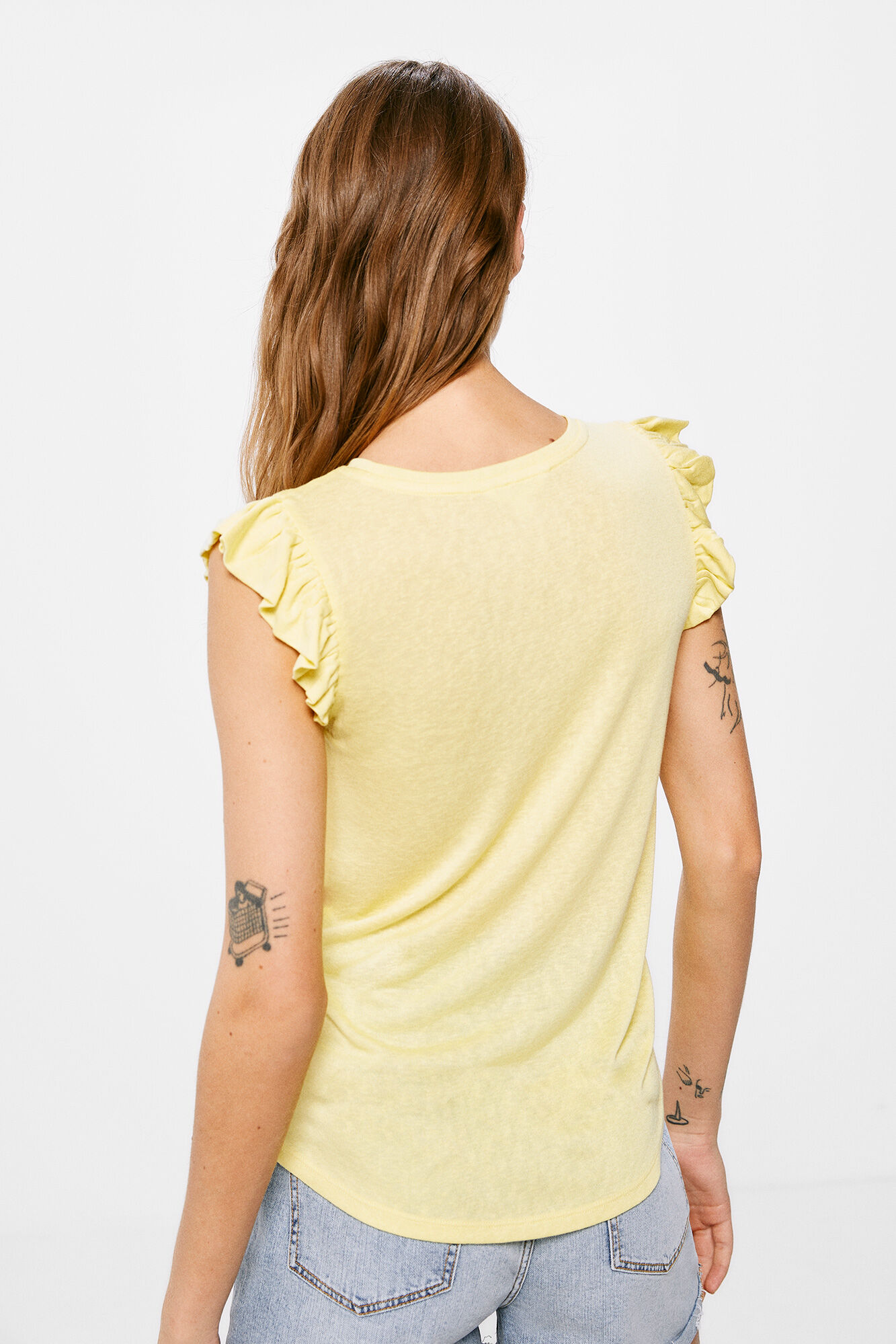 Camiseta com mangas plissadas e babados - Amarela
