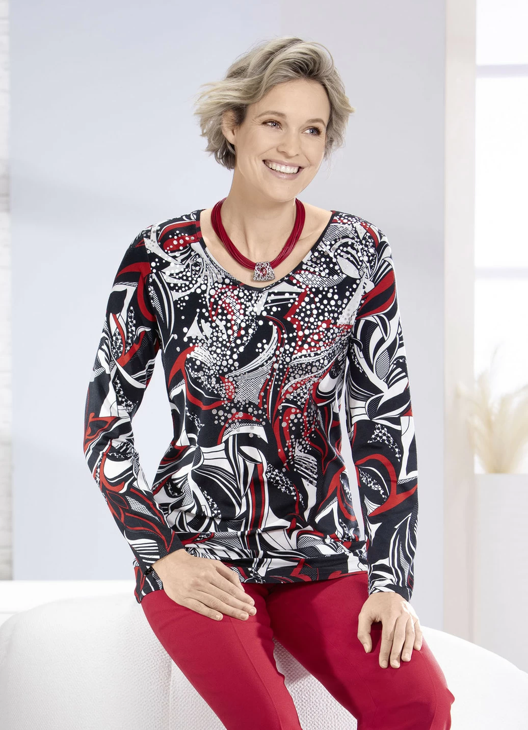 Shirt mit abgerundetem V-Ausschnitt