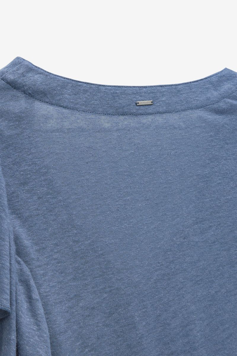 T-SHIRT COM FOLHOS NAS MANGAS
