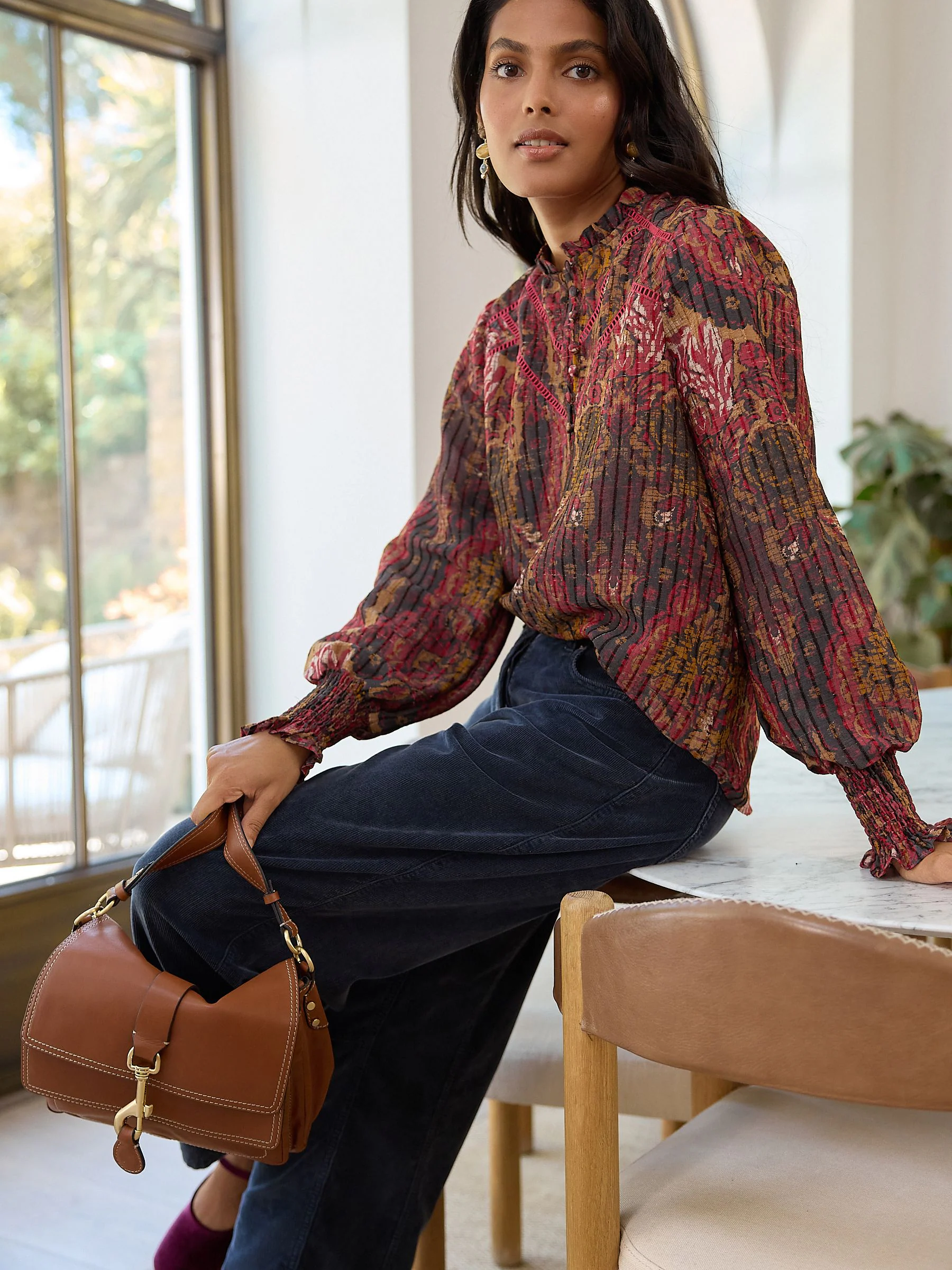 Rode abstracte bloemenprint - Chenille blouse met ladderinzet en lange mouwen