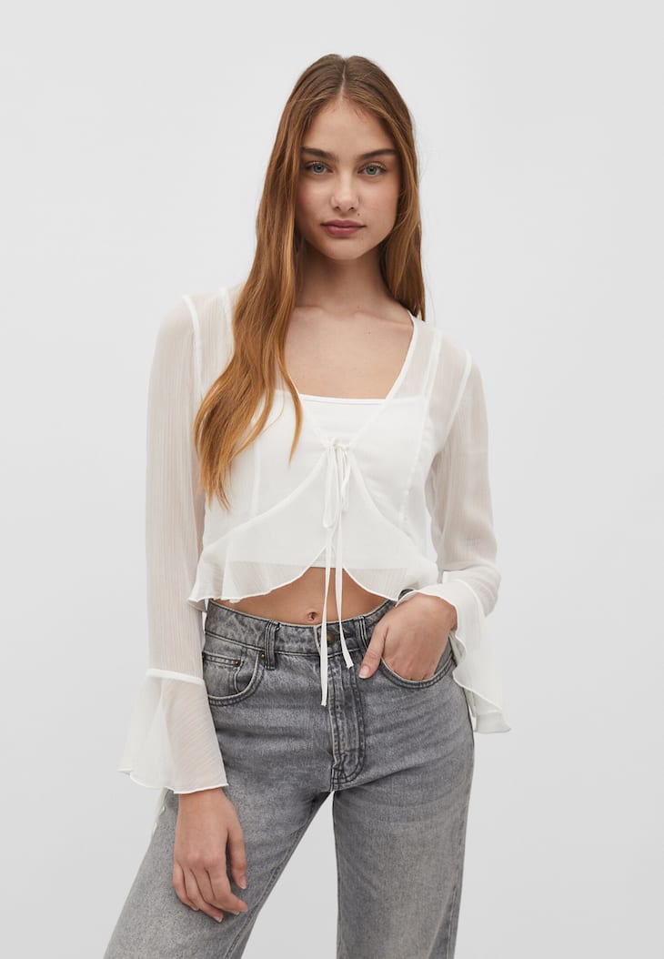 Blusa aberta e fluida com nó.