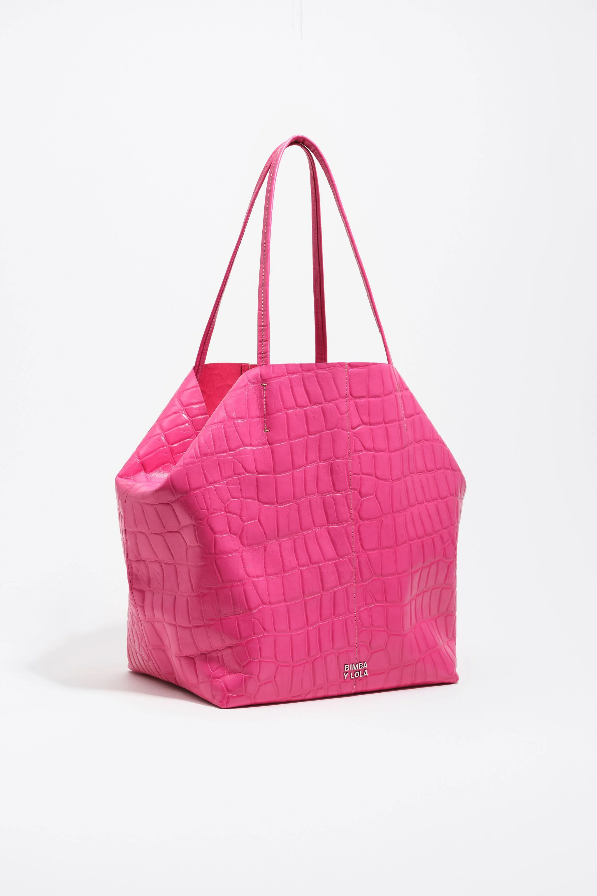 Bolsa grande de compras em couro fúcsia com estampa de crocodilo.