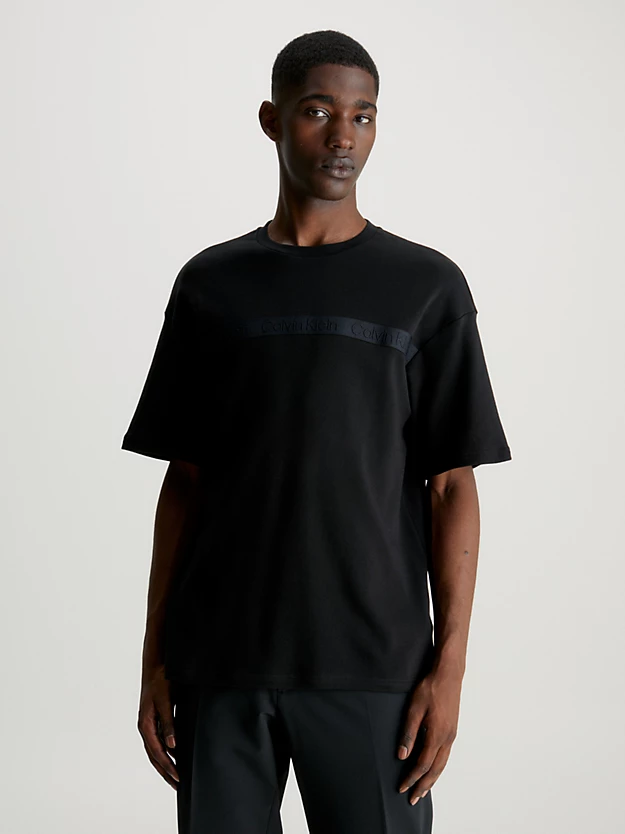 Camiseta com fita adesiva com logo