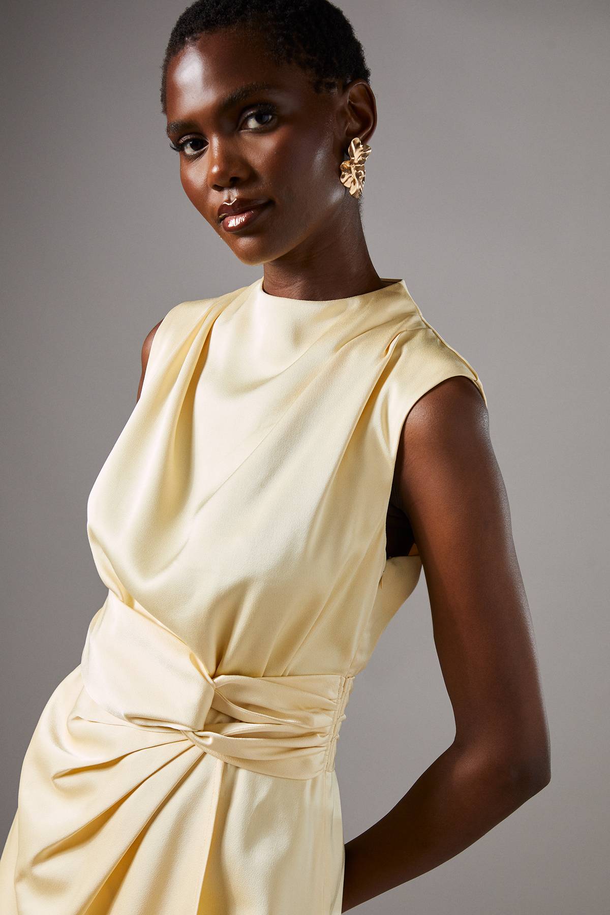Coast Robe Mi-Longue en Satin avec Taille Torsadée