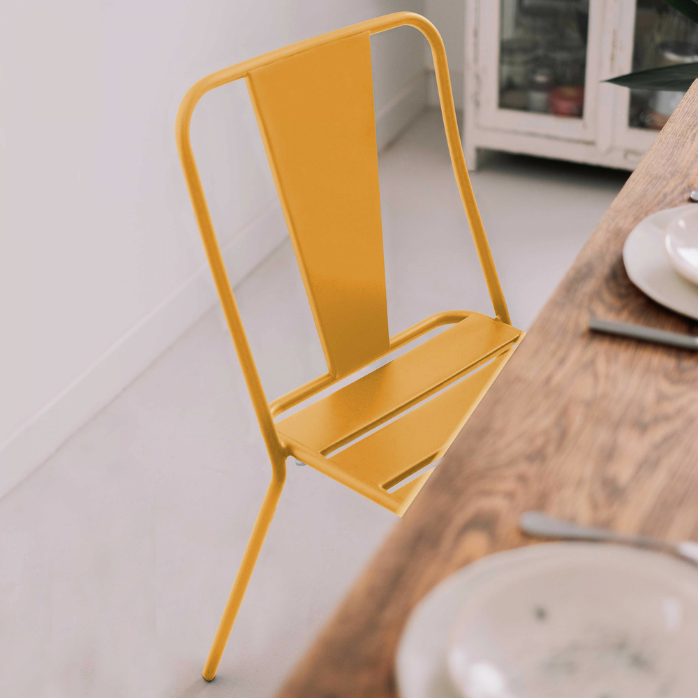 Chaise en métal jaune