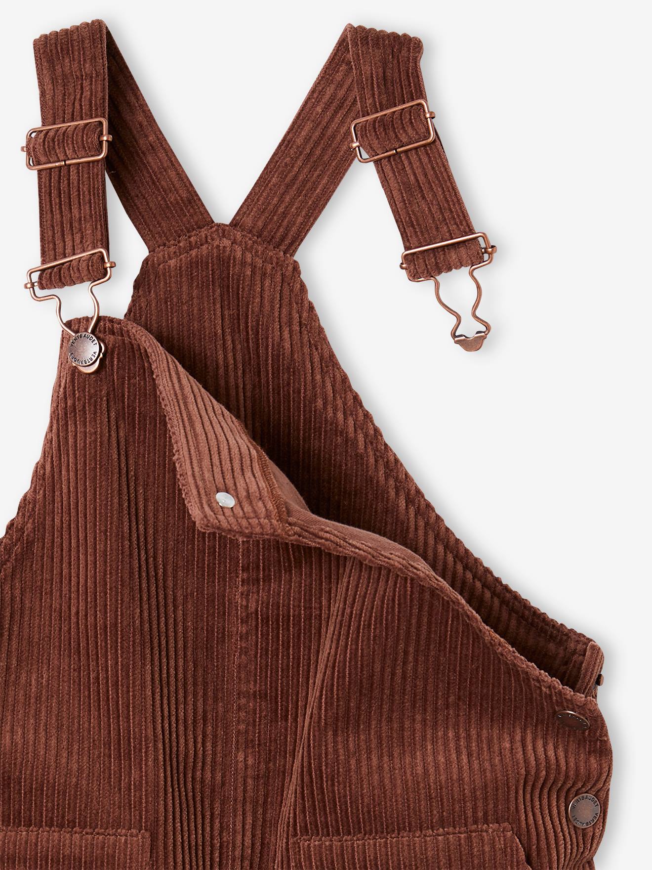 Look feminino: camiseta + jardineira de veludo cotelê azul-escura