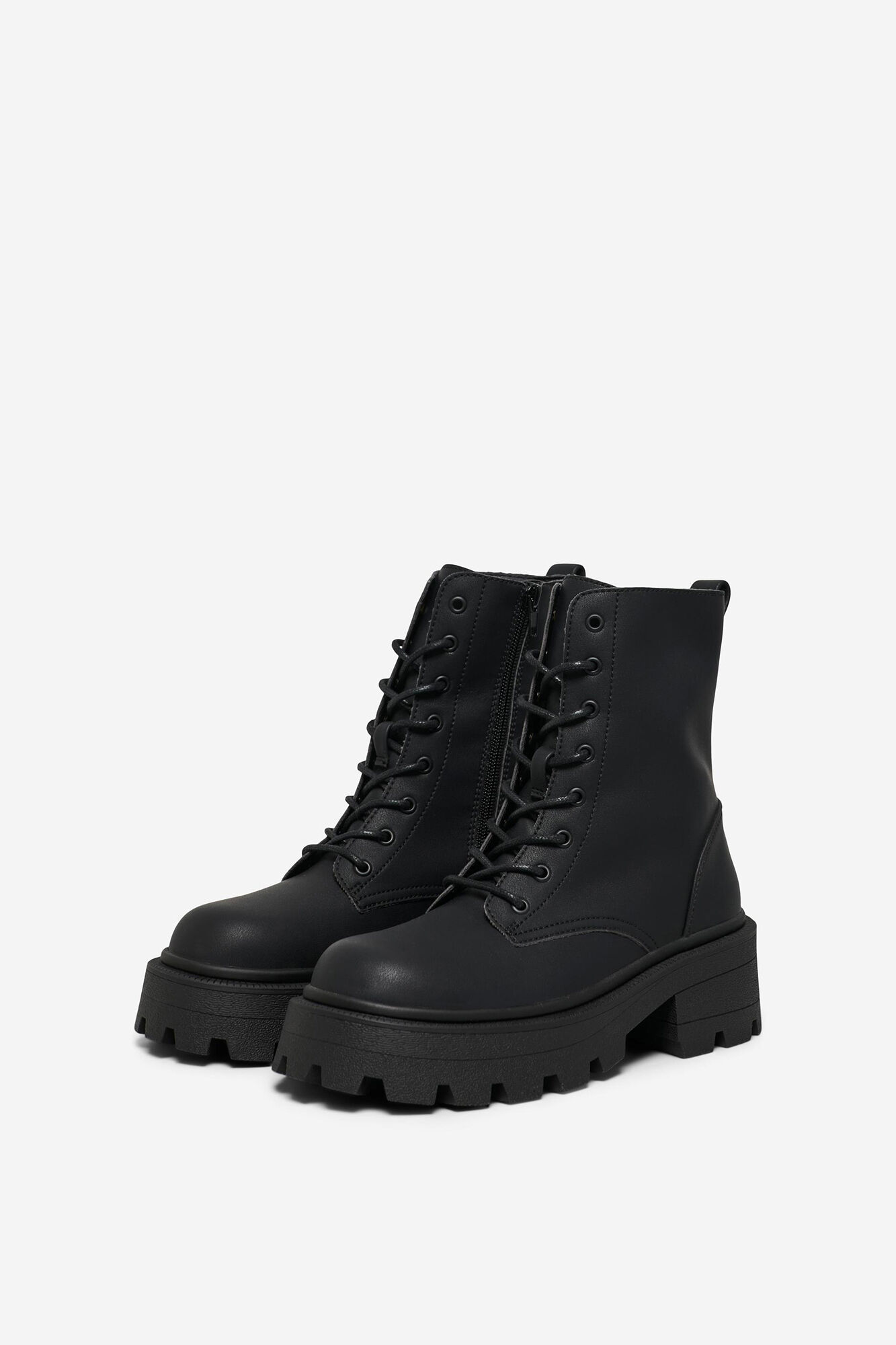 Botas de amarrar com sola tratorada