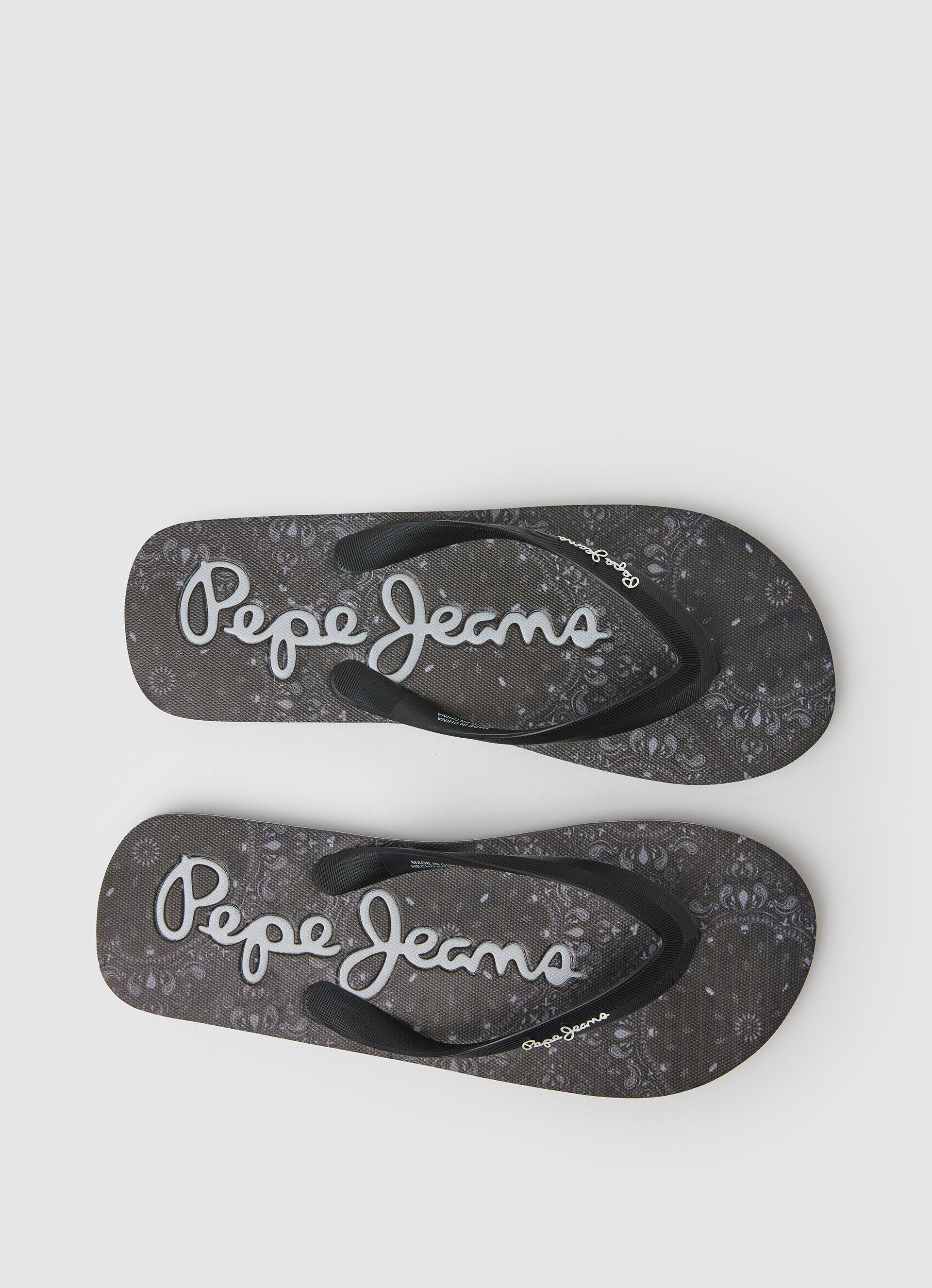Chinelo de praia com estampa de baleia e bandana - preto