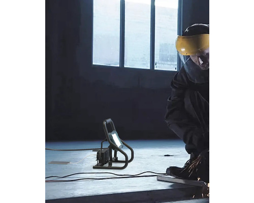 LUMAK PRO LED werklamp met statief IP54 100W 16500 lm 6500 K 5,0 m H07RN-F kabel met stekker + 2x USB uitgang + 1x geaard stopcontact