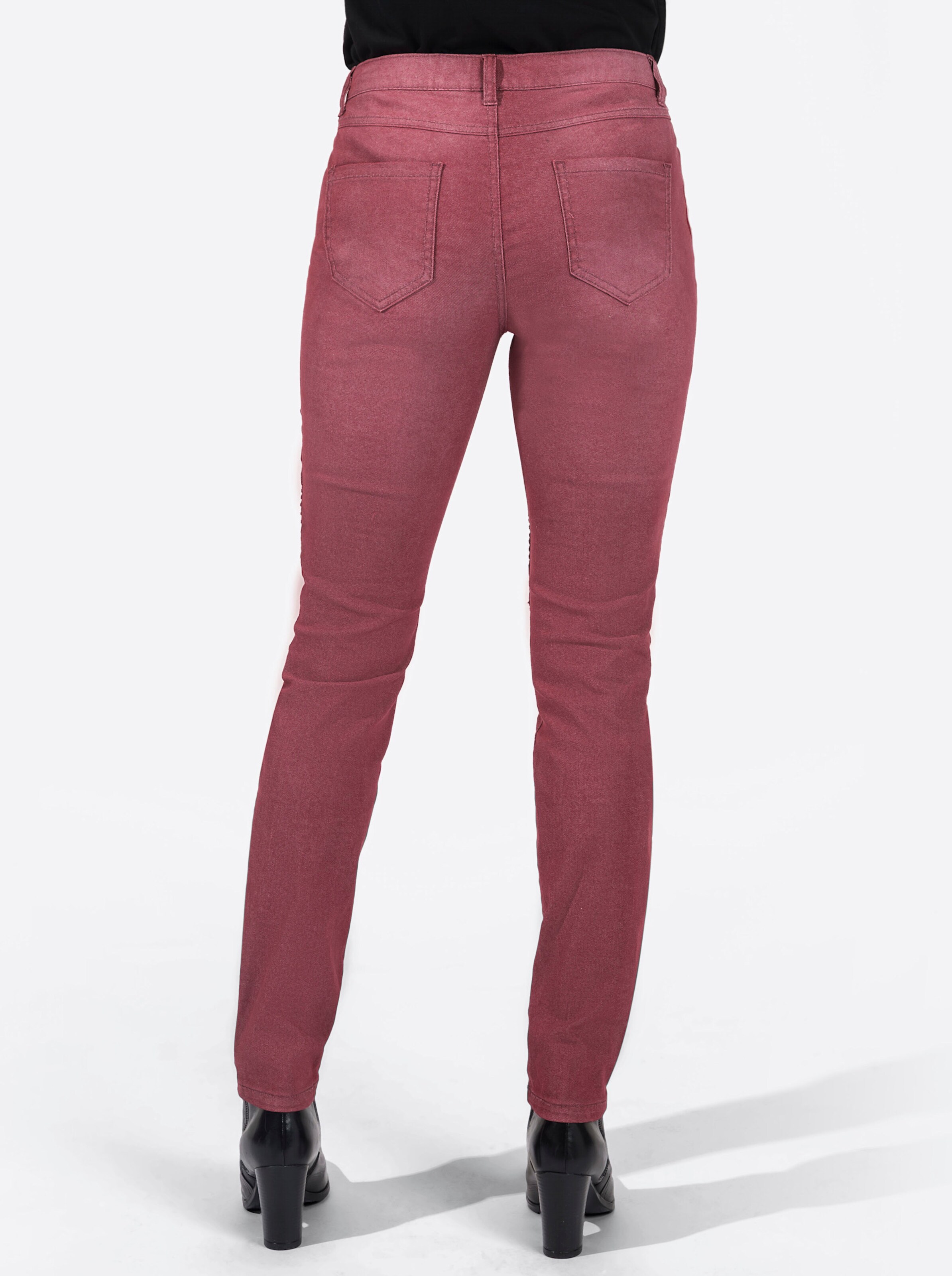 Jeans in dunkelrot