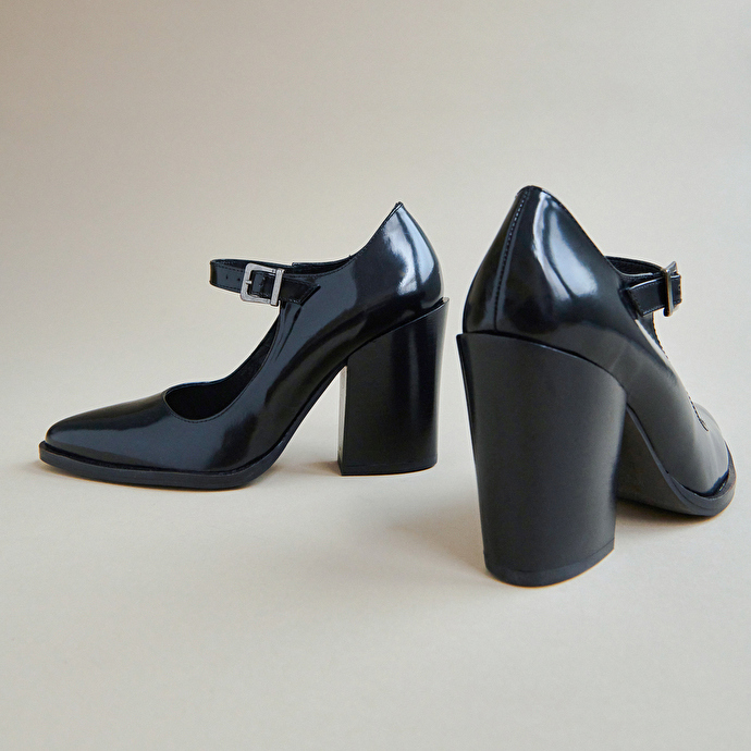 Babies à talons et bouts pointus  en cuir glacé noir