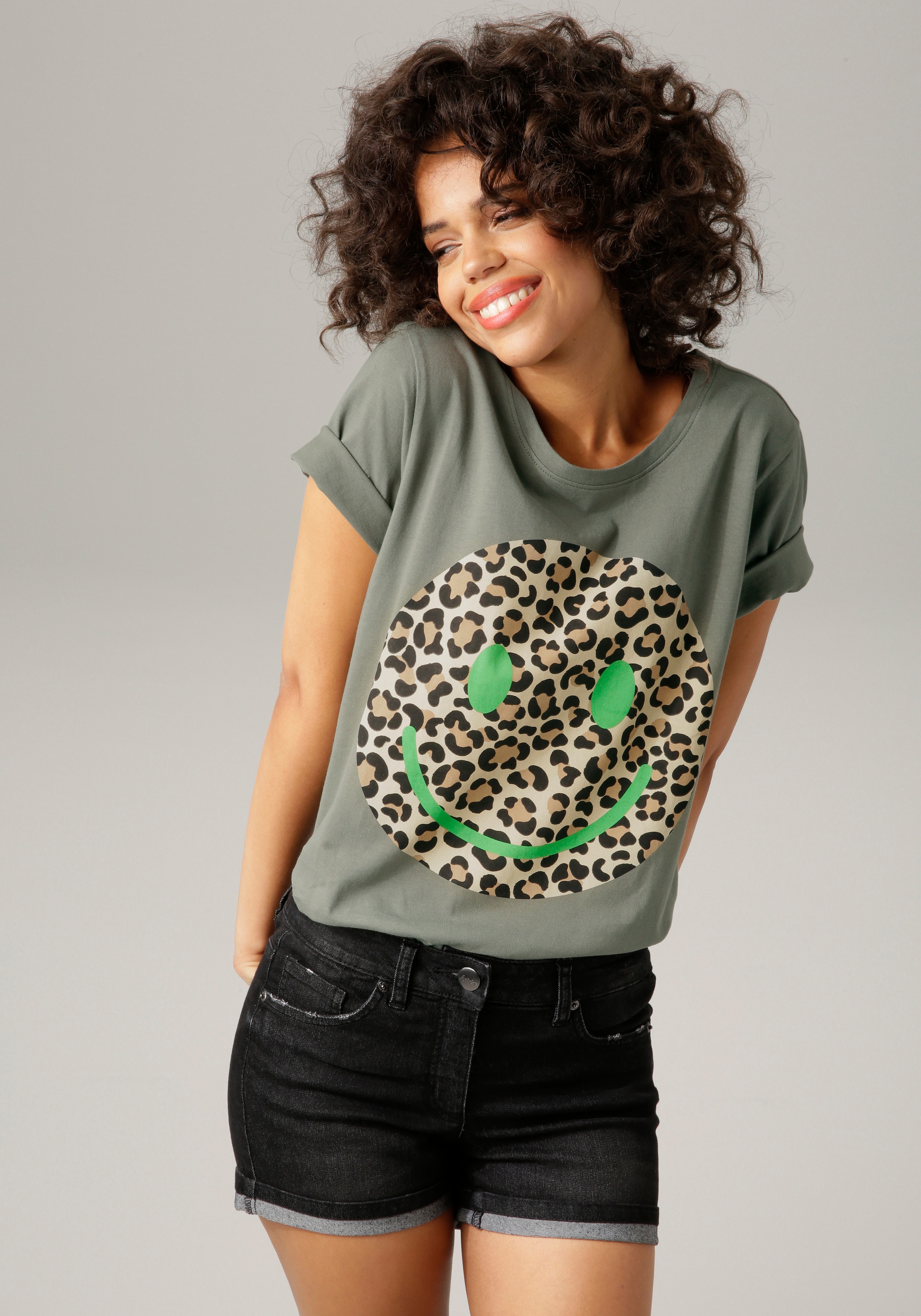 Aniston CASUAL T-Shirt , mit Smiley-Frontprint im Animal-Look