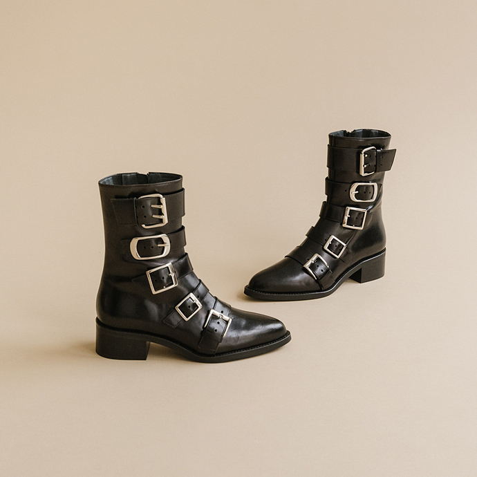 Boots à sangles et bouts pointus  en cuir noir