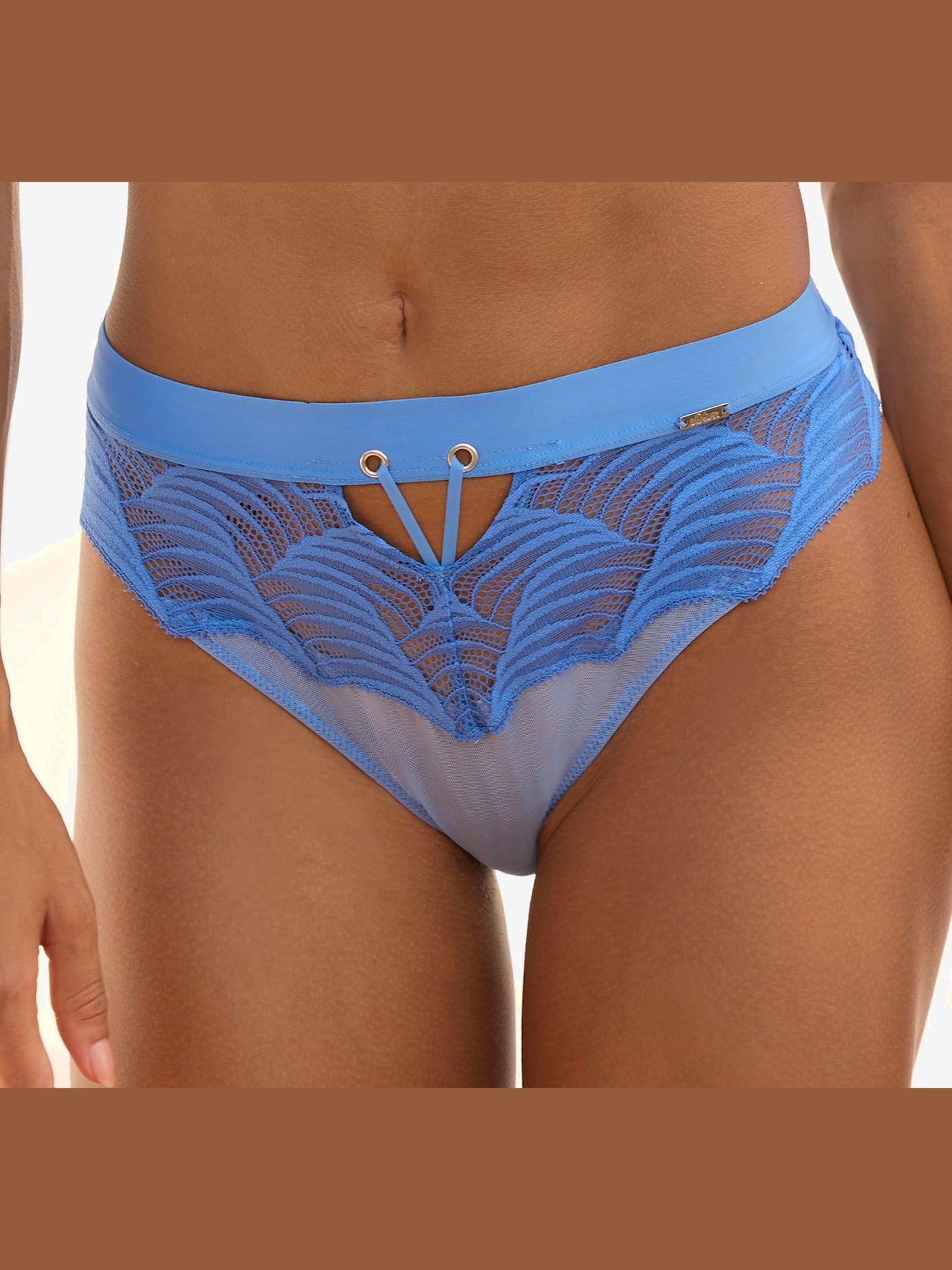 String tendance avec large ceinture et effet rubans