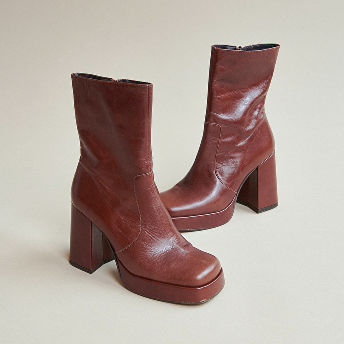 Boots à talons et bouts carrés  en cuir vieilli marron