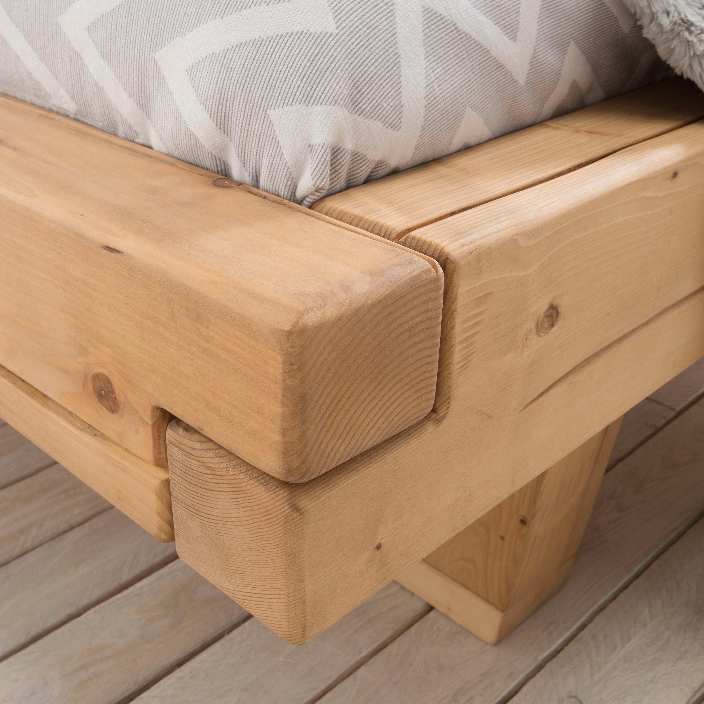 Home affaire Massivholzbett »Ultima Balkenbett Doppelbett, Füsse mit Kufenform« hohe Belastbarkeit: 200kg je Seite,  Massivholz, Skandinavisches Design, Robust, stabil, FSC zertifiziert