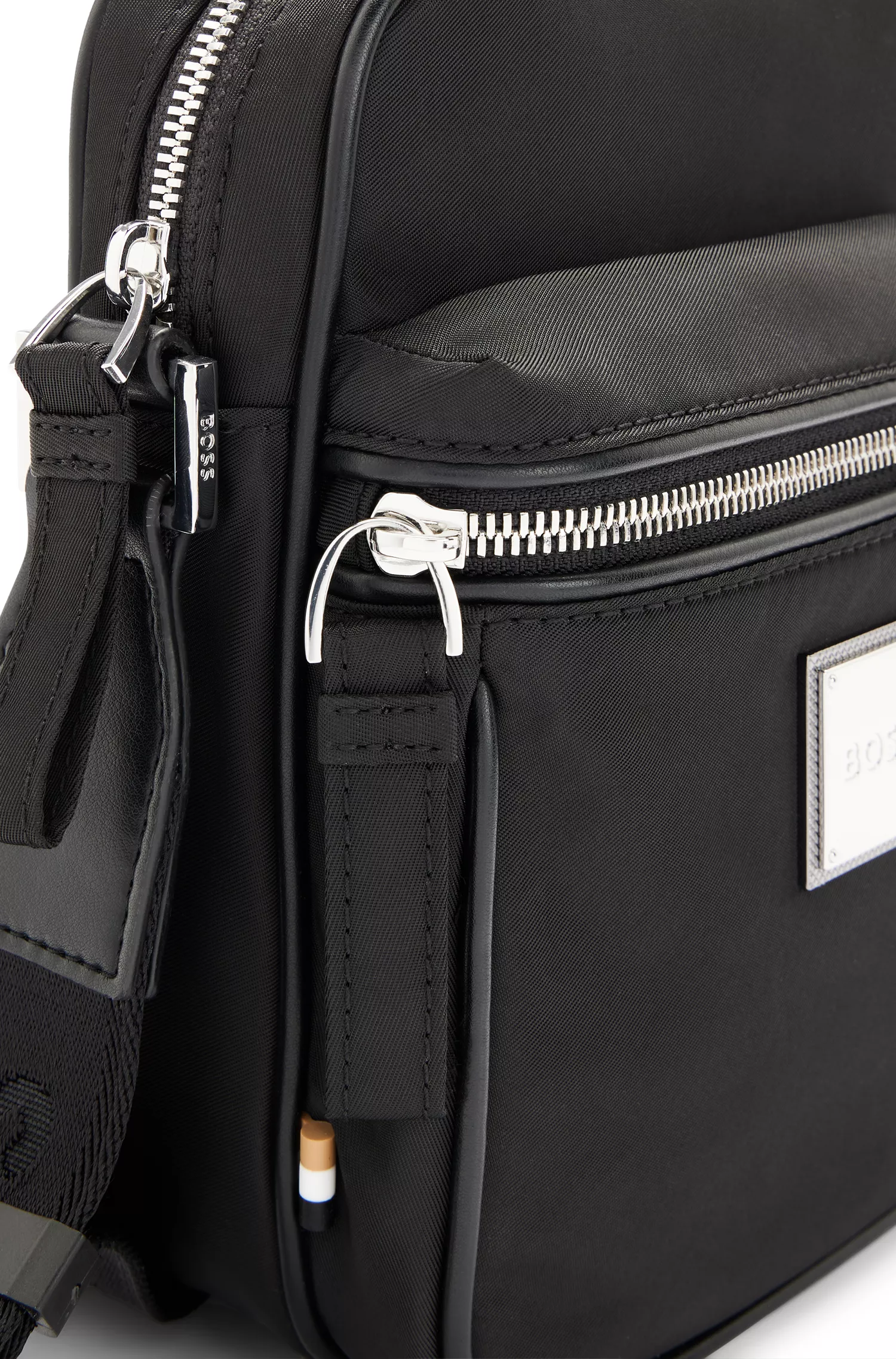 Bolsa BOSS Black-Reporter em tecido reciclado com placa metálica com o logotipo.
