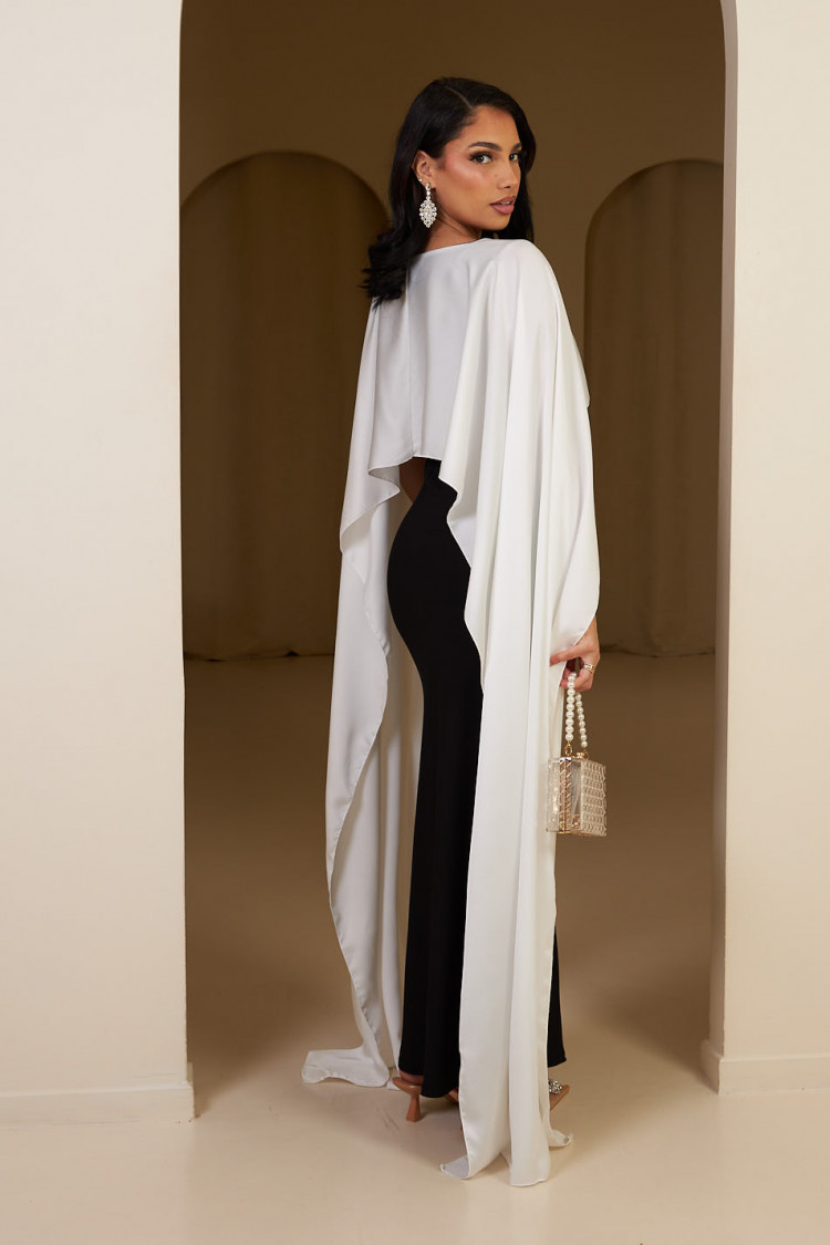 Robe noir ample satinée à empiècement voile blanc