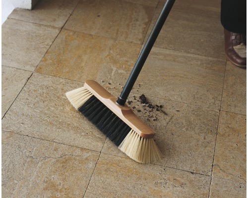 Houten bezem met schroefdraad, afwerking in natuurlijke lak