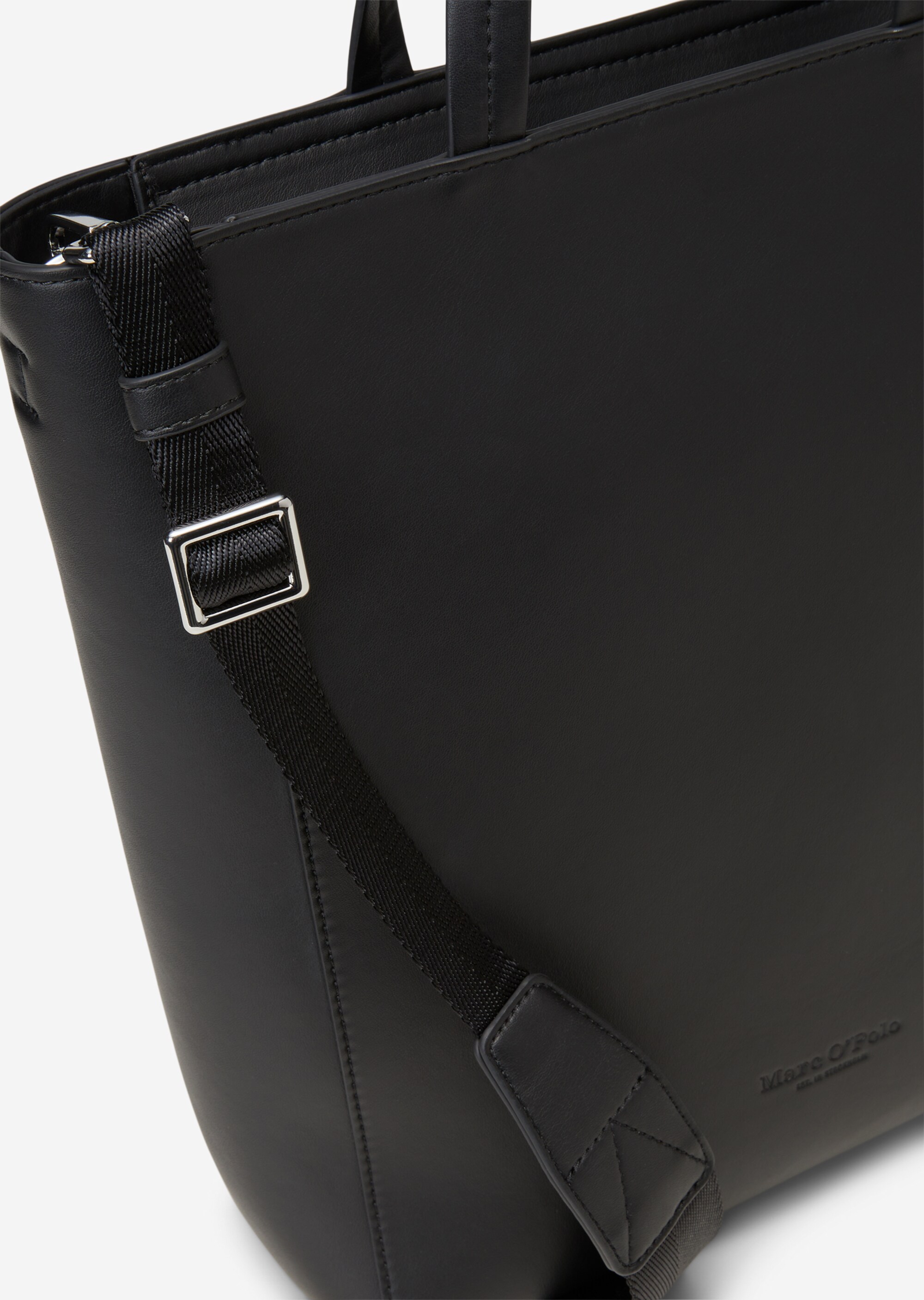 Shopper aus einer Lederalternative aus recyceltem Polyester