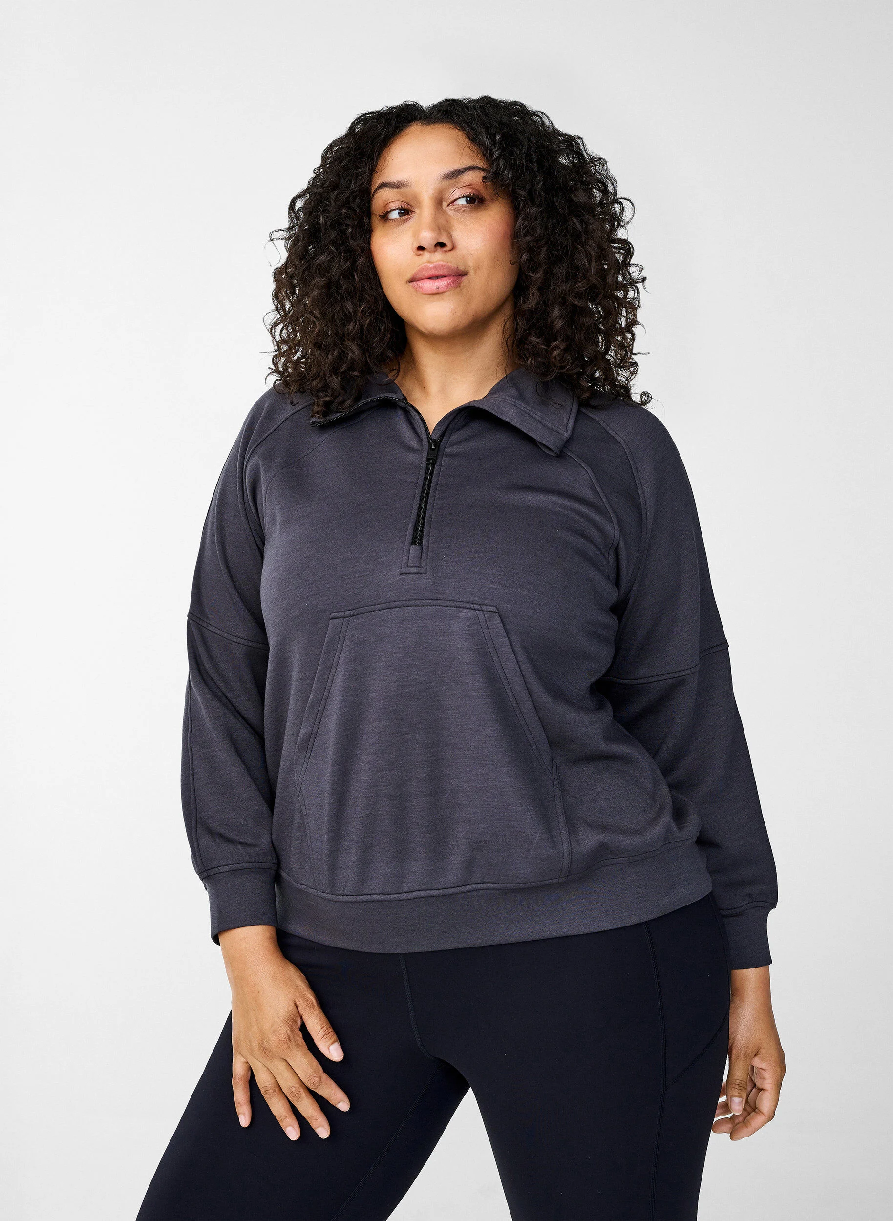 Sporty sweatshirt med høj hals og lynlås