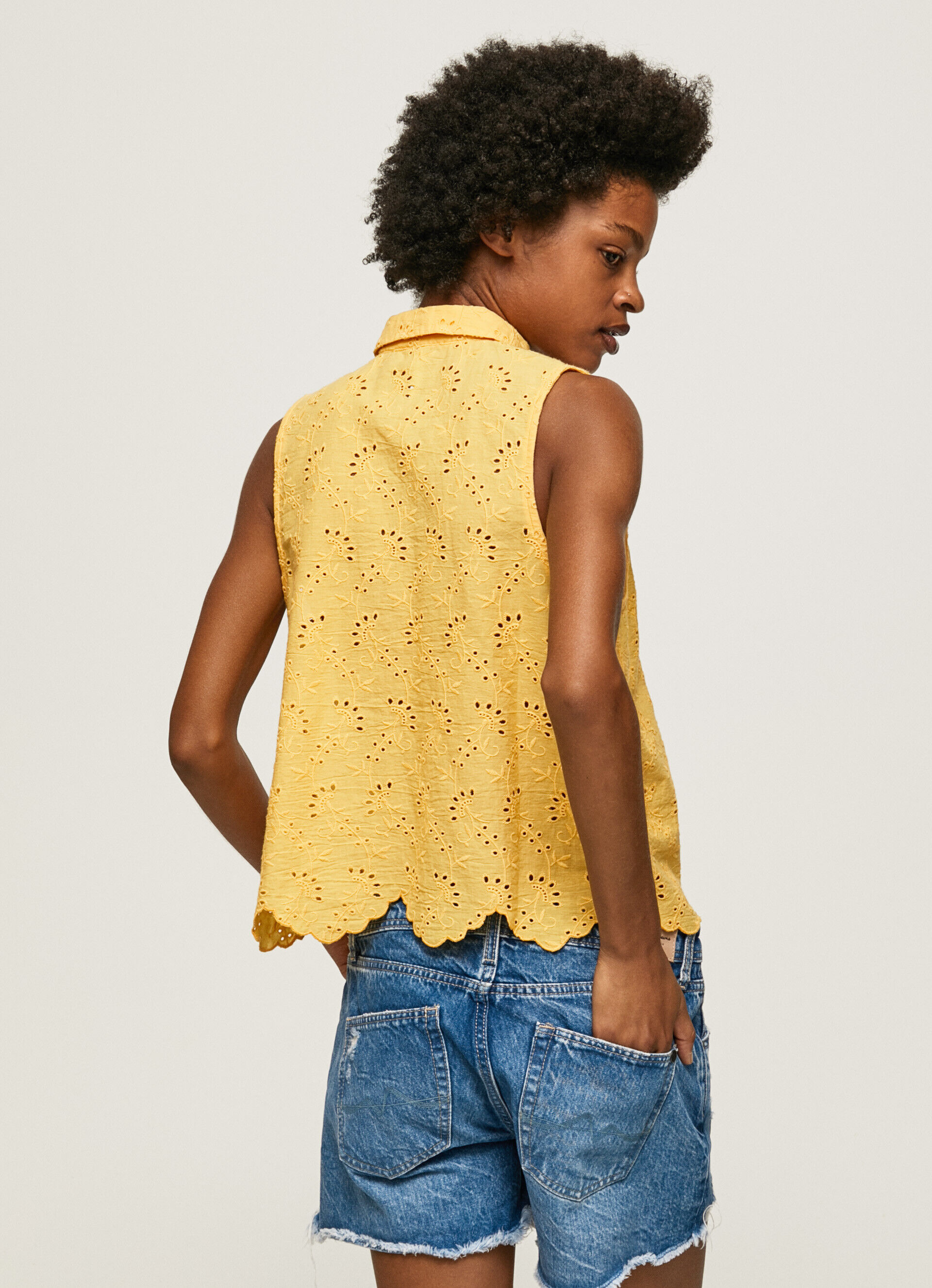 Camisa com cava na manga com detalhes vazados - brilhante