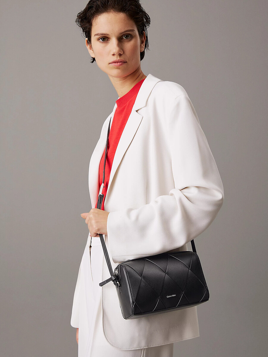 CALVIN KLEIN<br>Bolsa de ombro para câmera, modelo transversal trançado