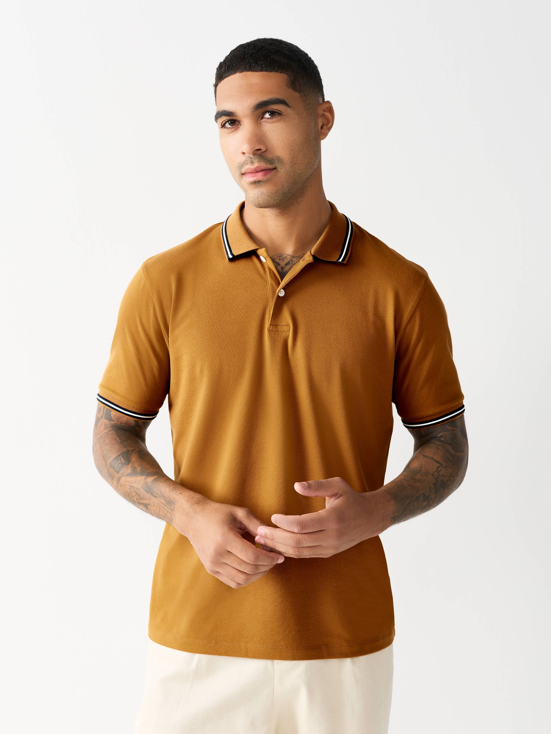 Okergeel - Regular fit poloshirt met korte mouwen en contrasterende randen