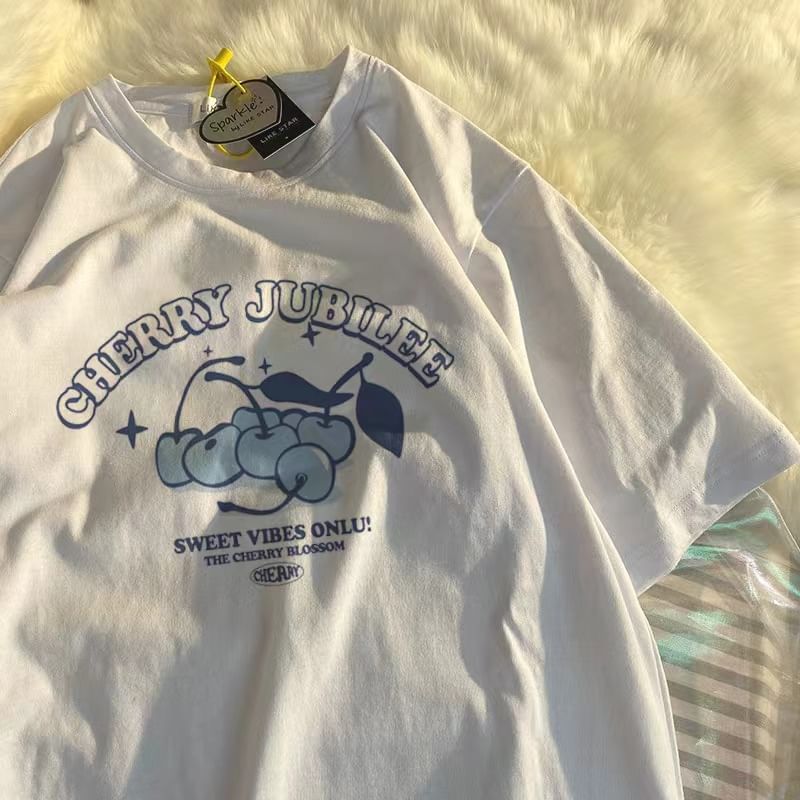 Rosesand - Koppels bijpassende korte mouwen T-shirt met kersen- en letterprint, losvallend