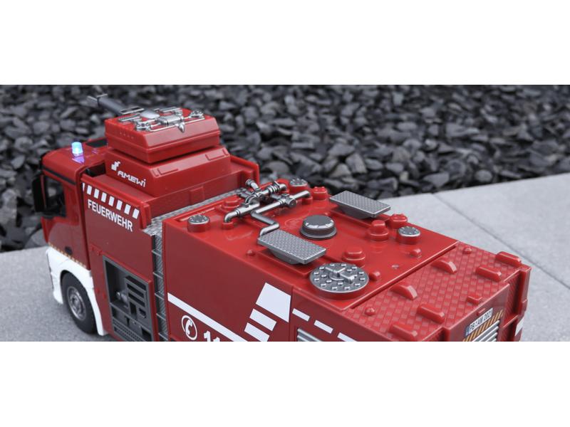 Amewi Mercedes Benz Arocs Feuerwehr Löschfahrzeug RTR, 1:18 Realistisches Feuerwehrauto mit Beleuchtung, Soundeffekten und Wasserwerfer