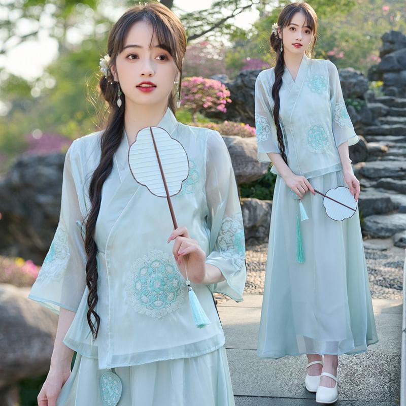 Tangier - Traditionele Chinese 3/4-mouw V-hals wikkelblouse met bloemenborduursel / Maxi A-lijn rok met hoge taille en kwastjes