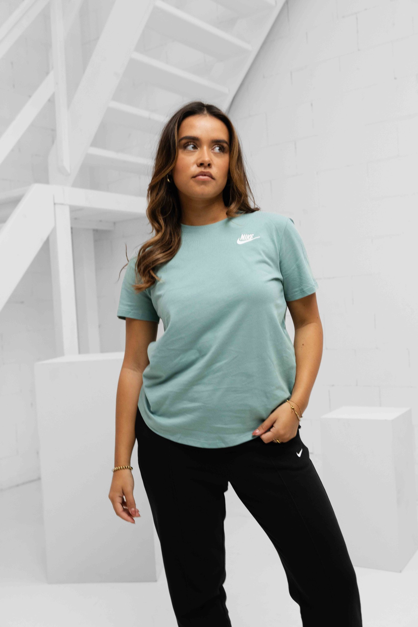 Nike Sportswear Club Essentials T-Shirt Dames Lichtgroen
