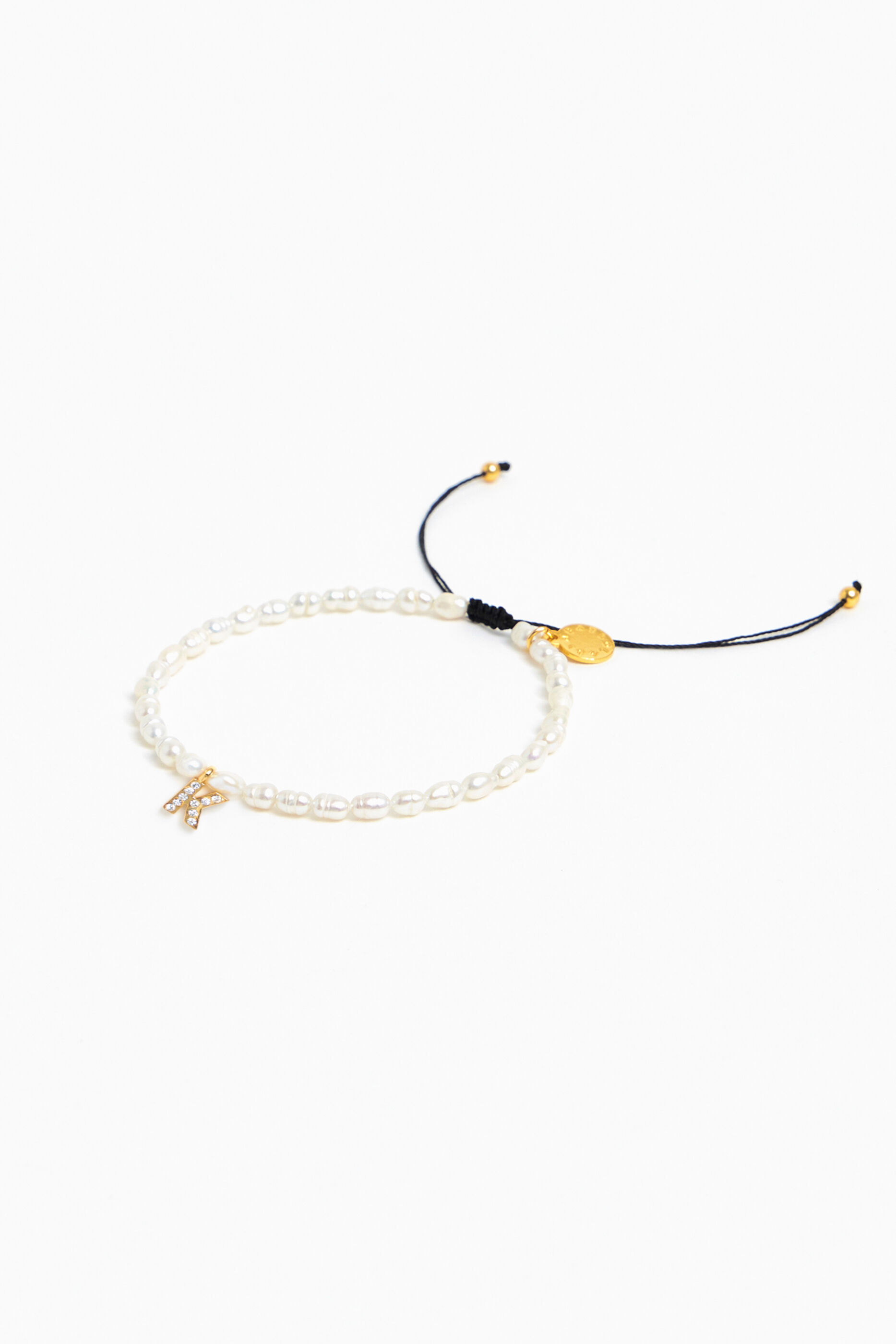 Pulseira de pérolas com a letra K