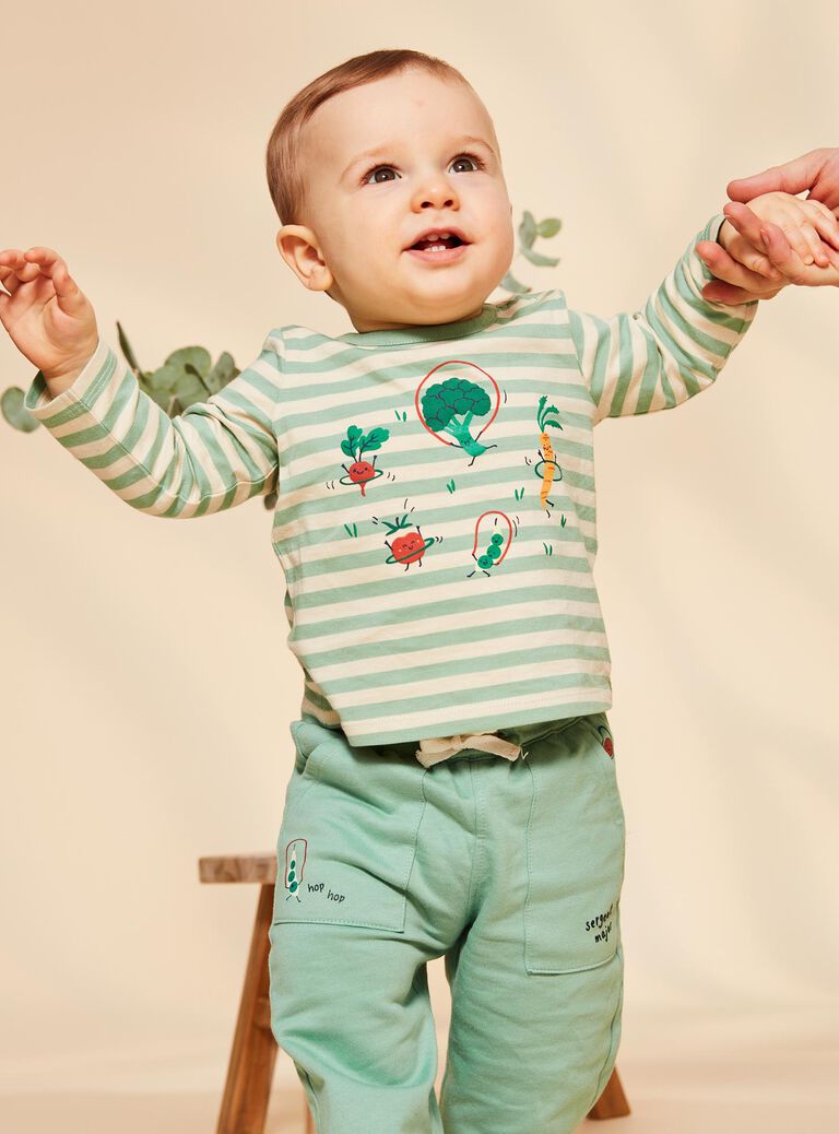 T-shirt vanille à rayures et légumes