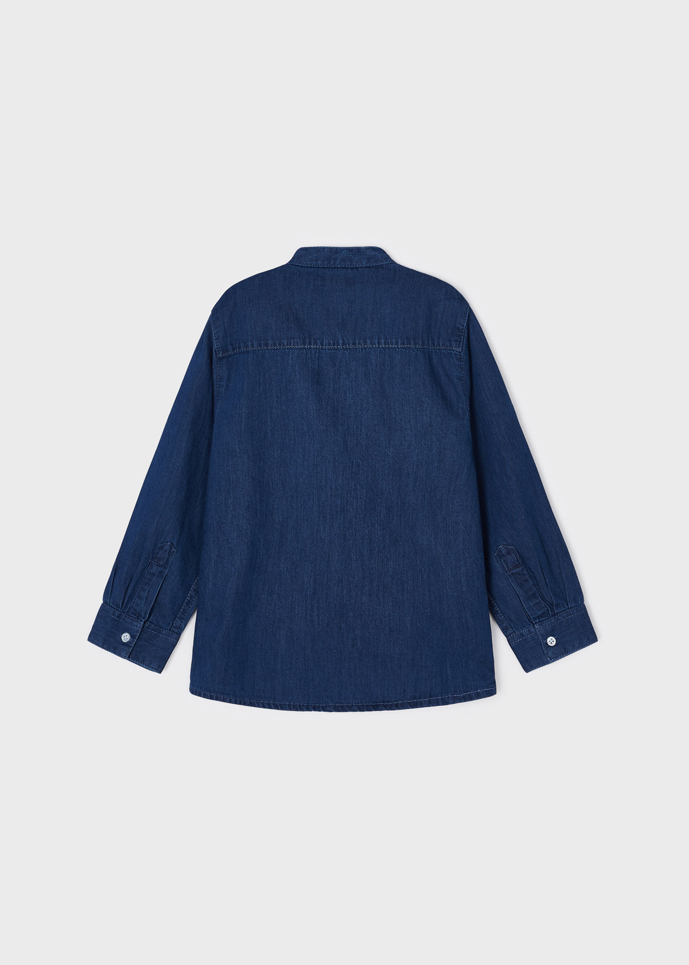 Camisa de manga comprida com gola mandarim, feita com algodão sustentável para meninos.